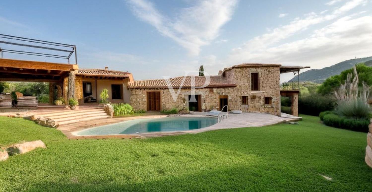 Exklusive Villa mit Nebengebäude, Pool und atemberaubendem Meerblick