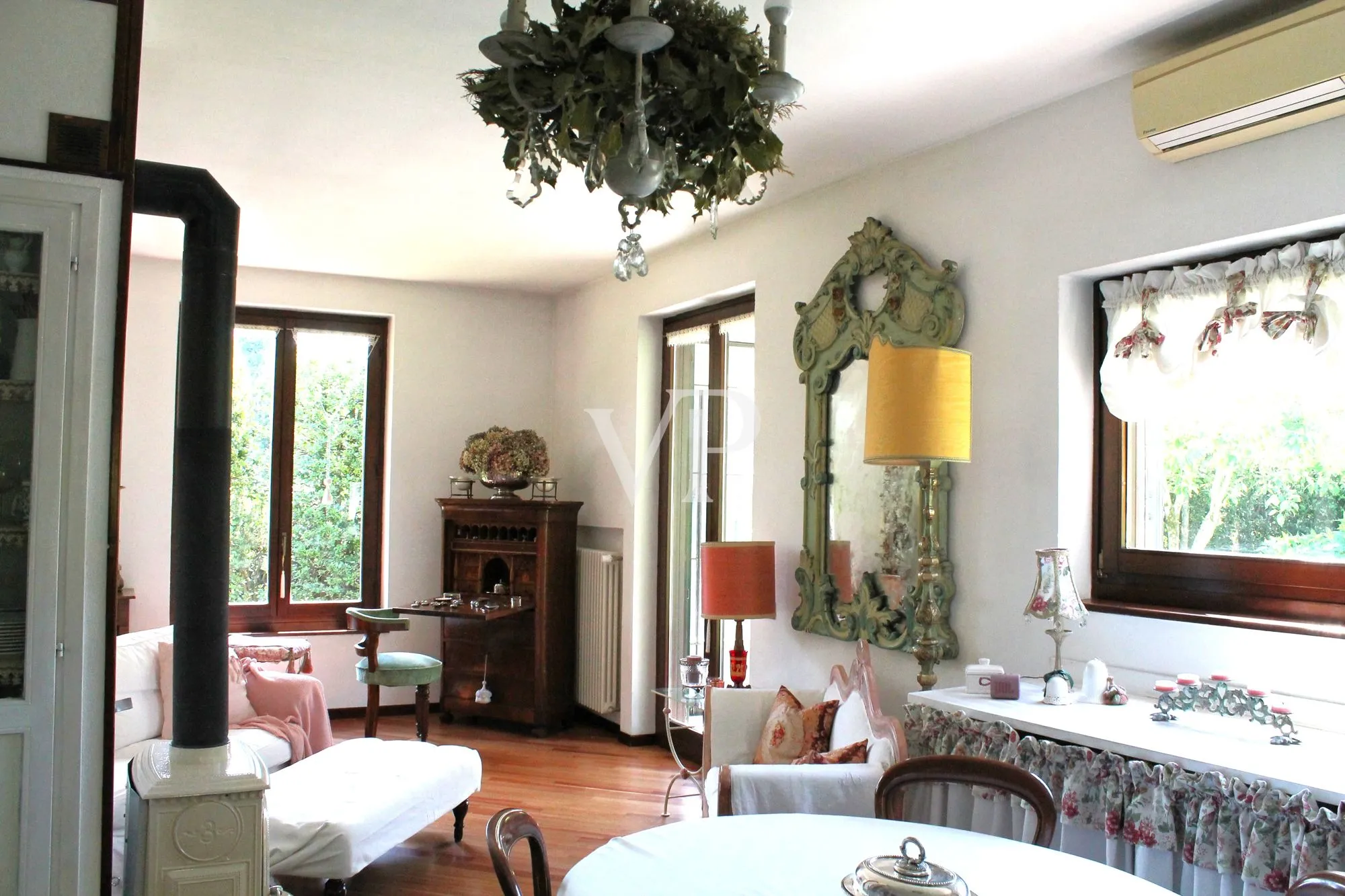 Freistehende Villa in der exklusiven Residenz 'I Cinq Fo'