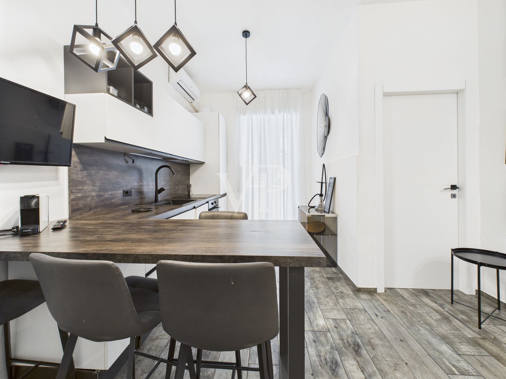 Lovely one-bedroom apartment finely renovated with balcony