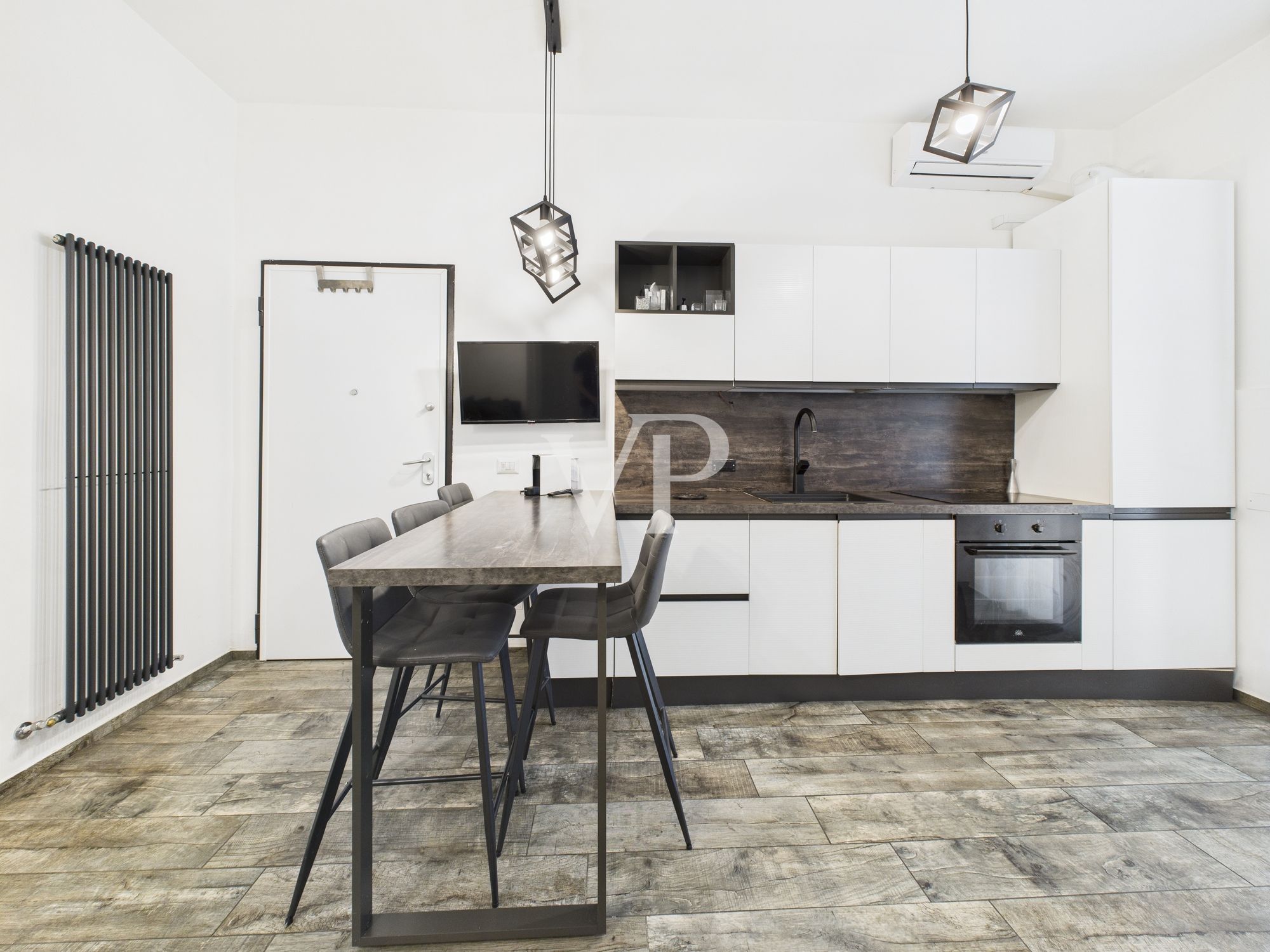 Lovely one-bedroom apartment finely renovated with balcony