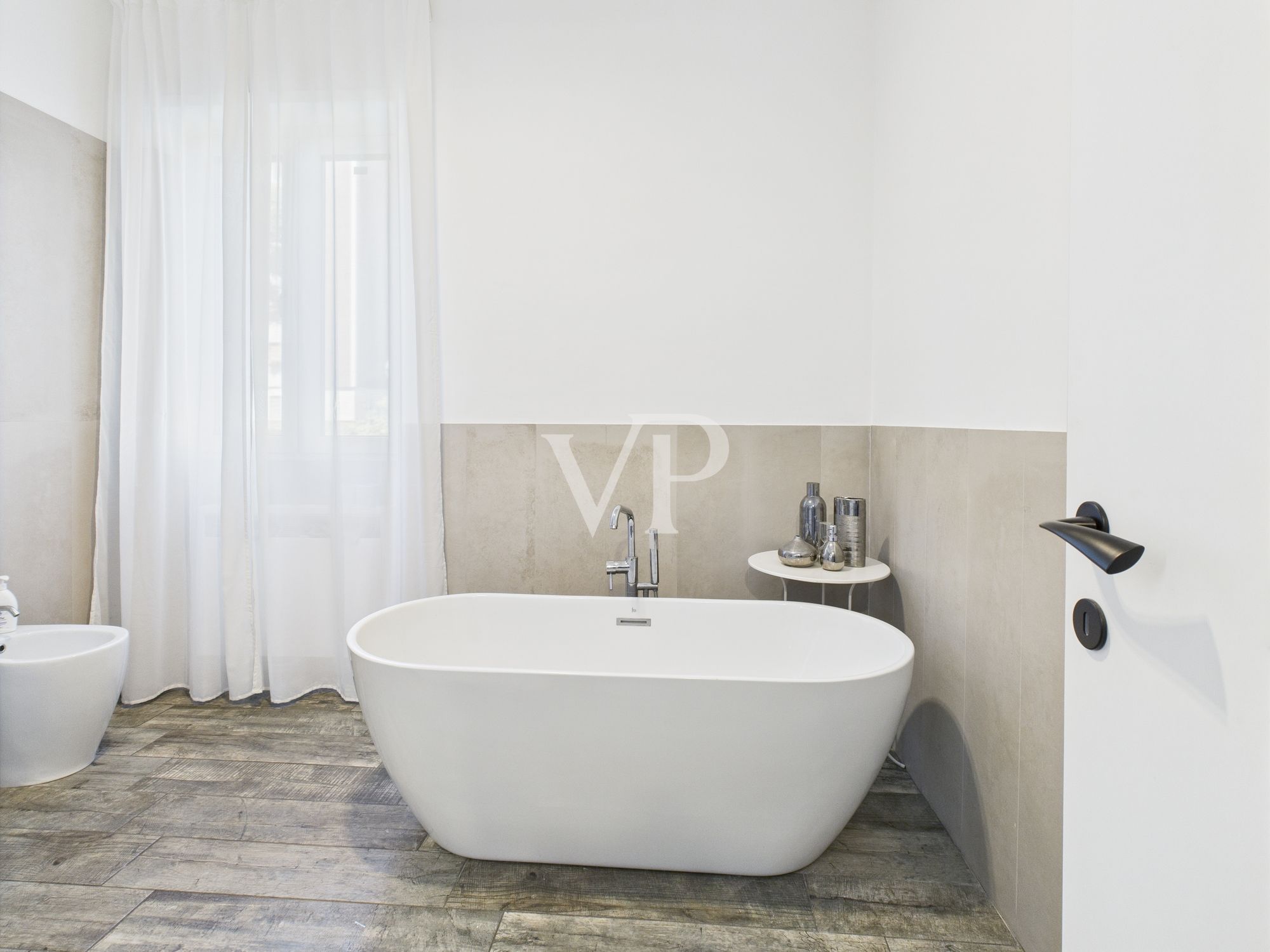 Finely renovated two-room apartment with balcony