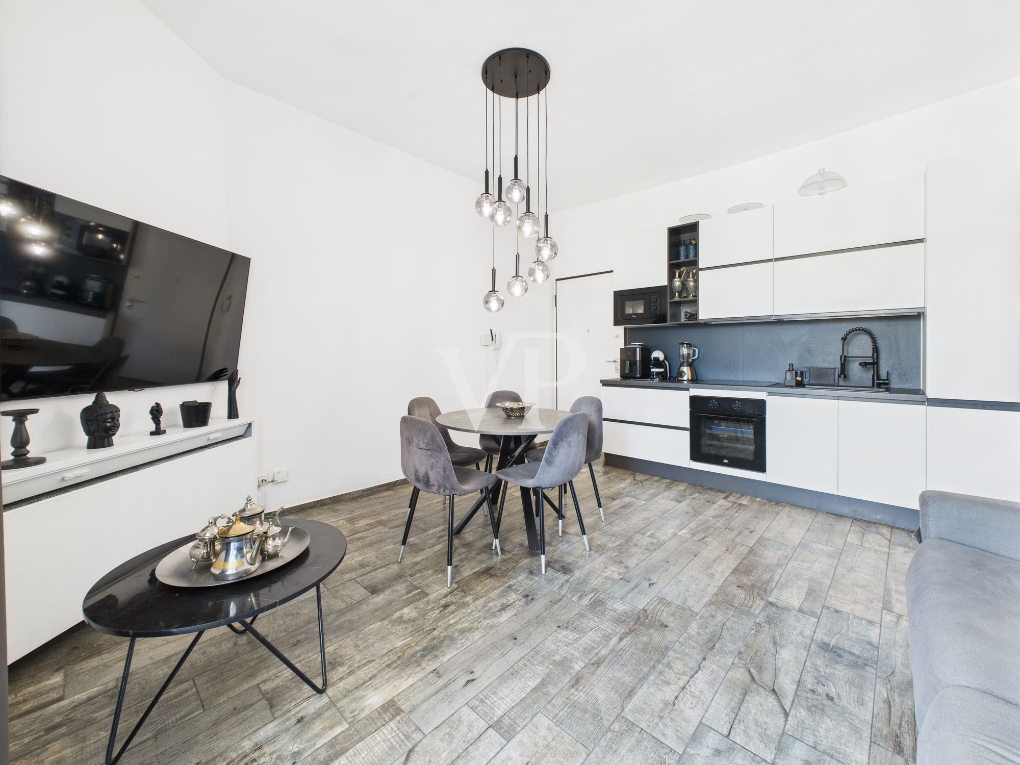 Finely renovated two-room apartment with balcony