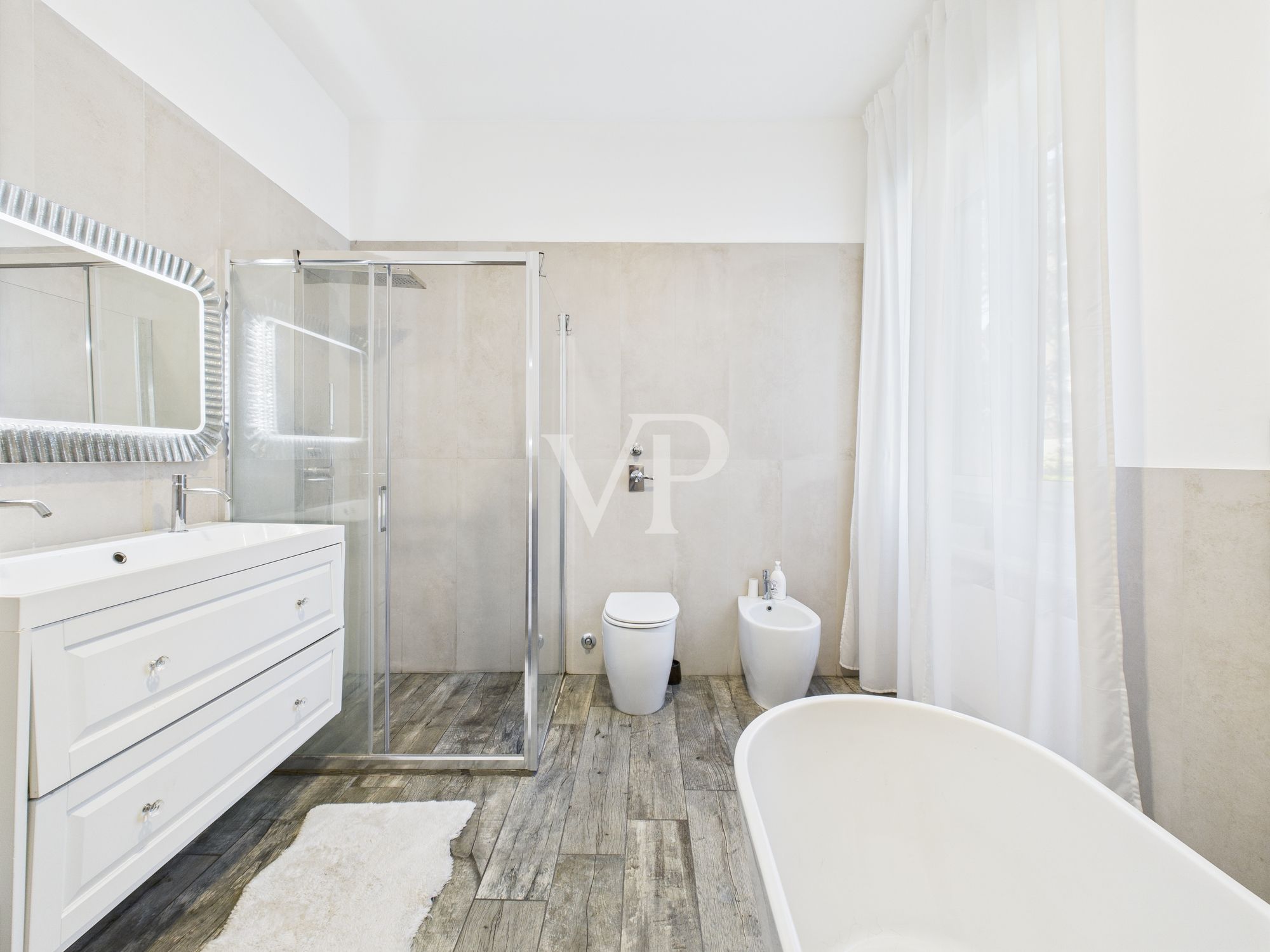 Finely renovated two-room apartment with balcony