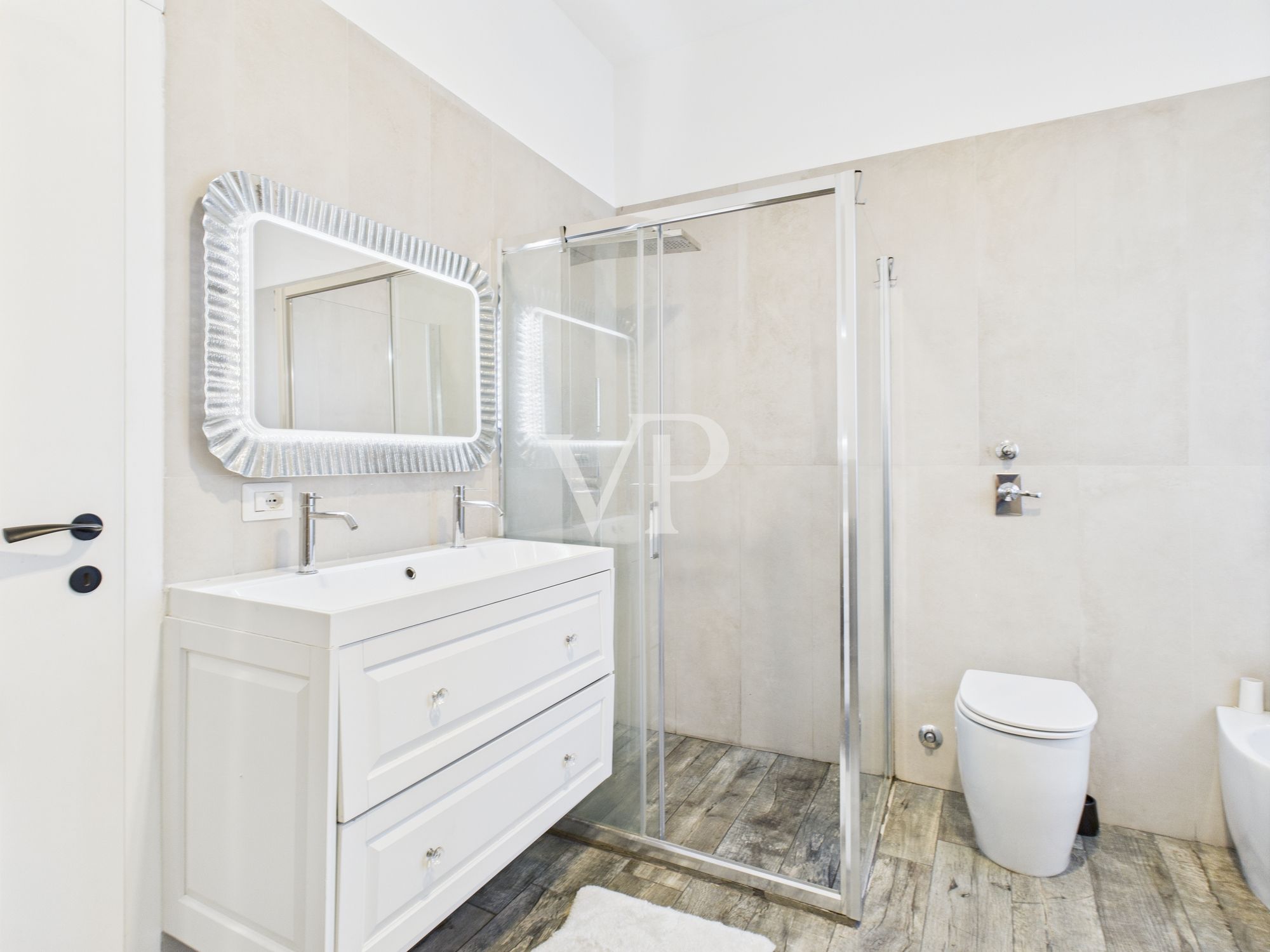Finely renovated two-room apartment with balcony