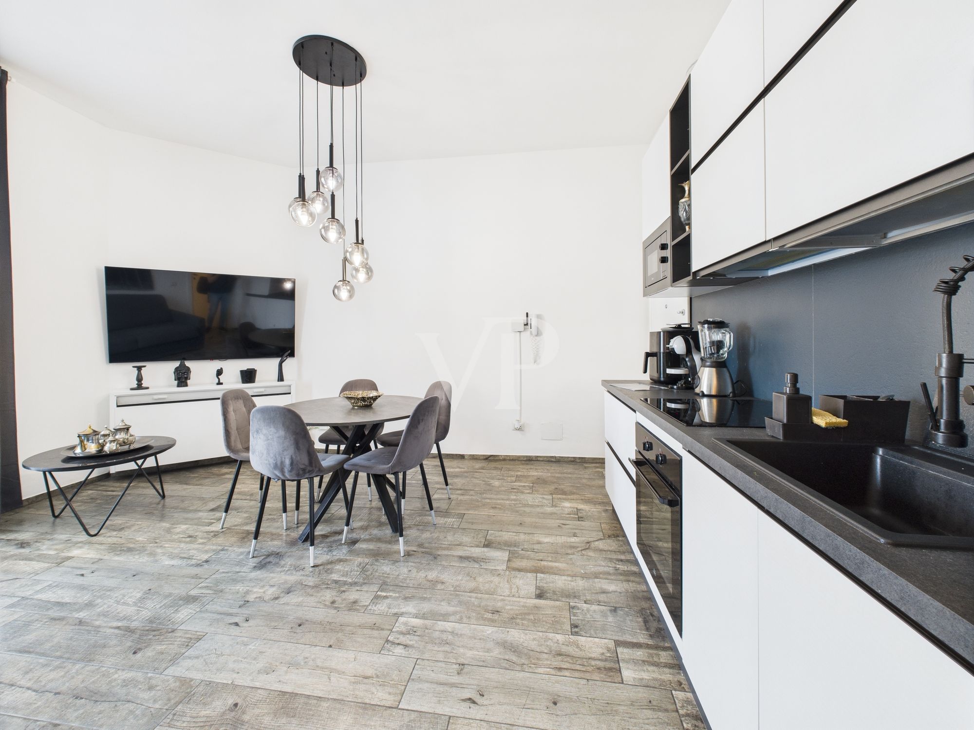 Finely renovated two-room apartment with balcony