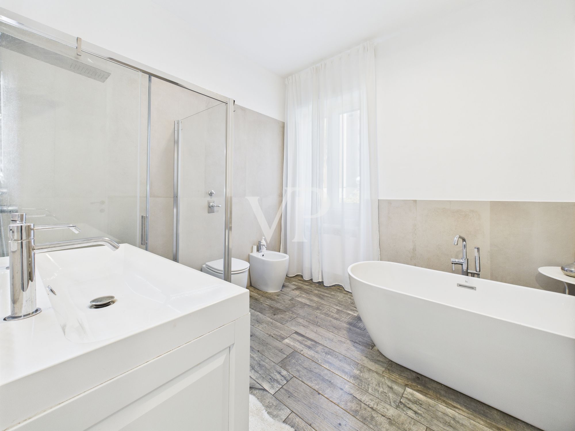 Finely renovated two-room apartment with balcony