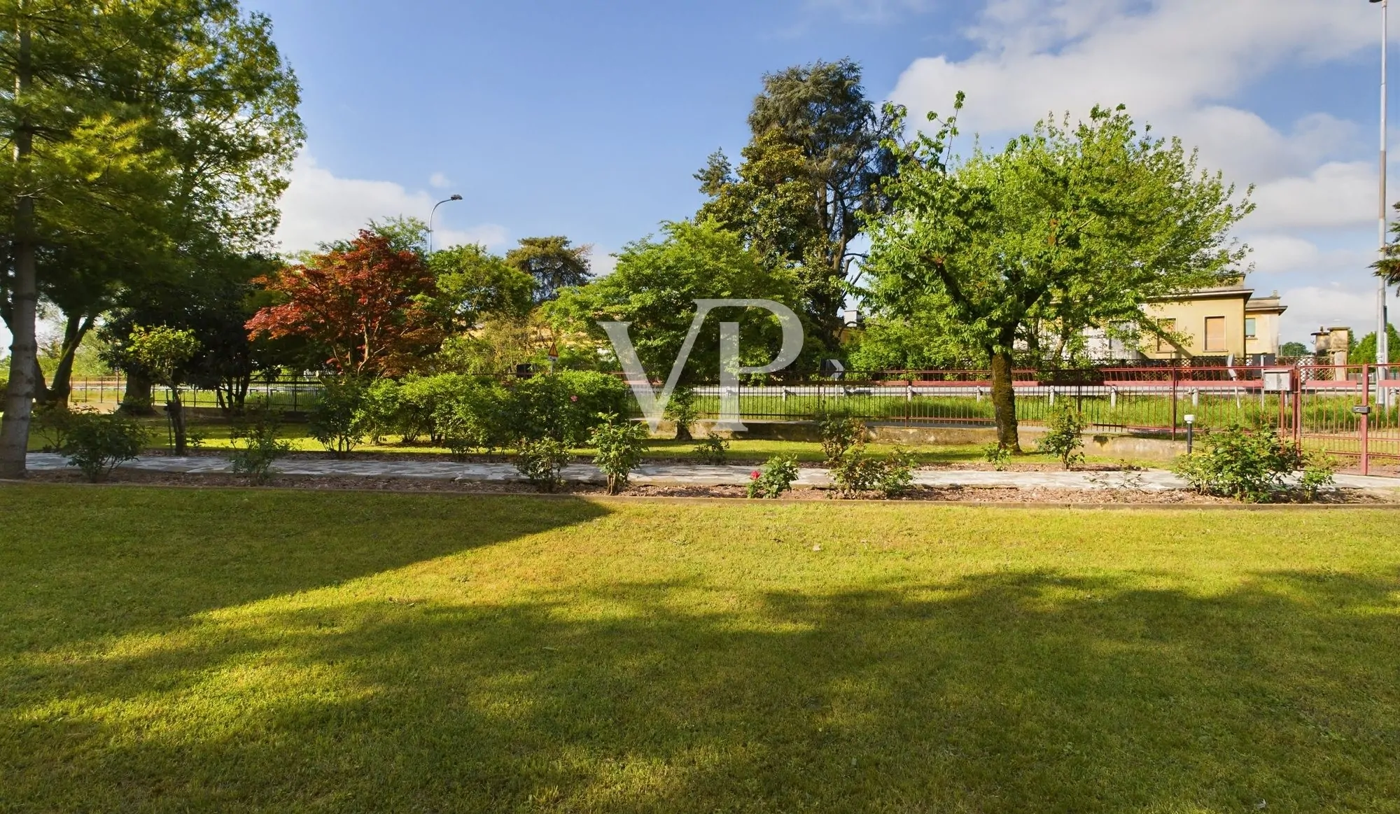 Villa auf zwei Ebenen mit 2500 qm Garten