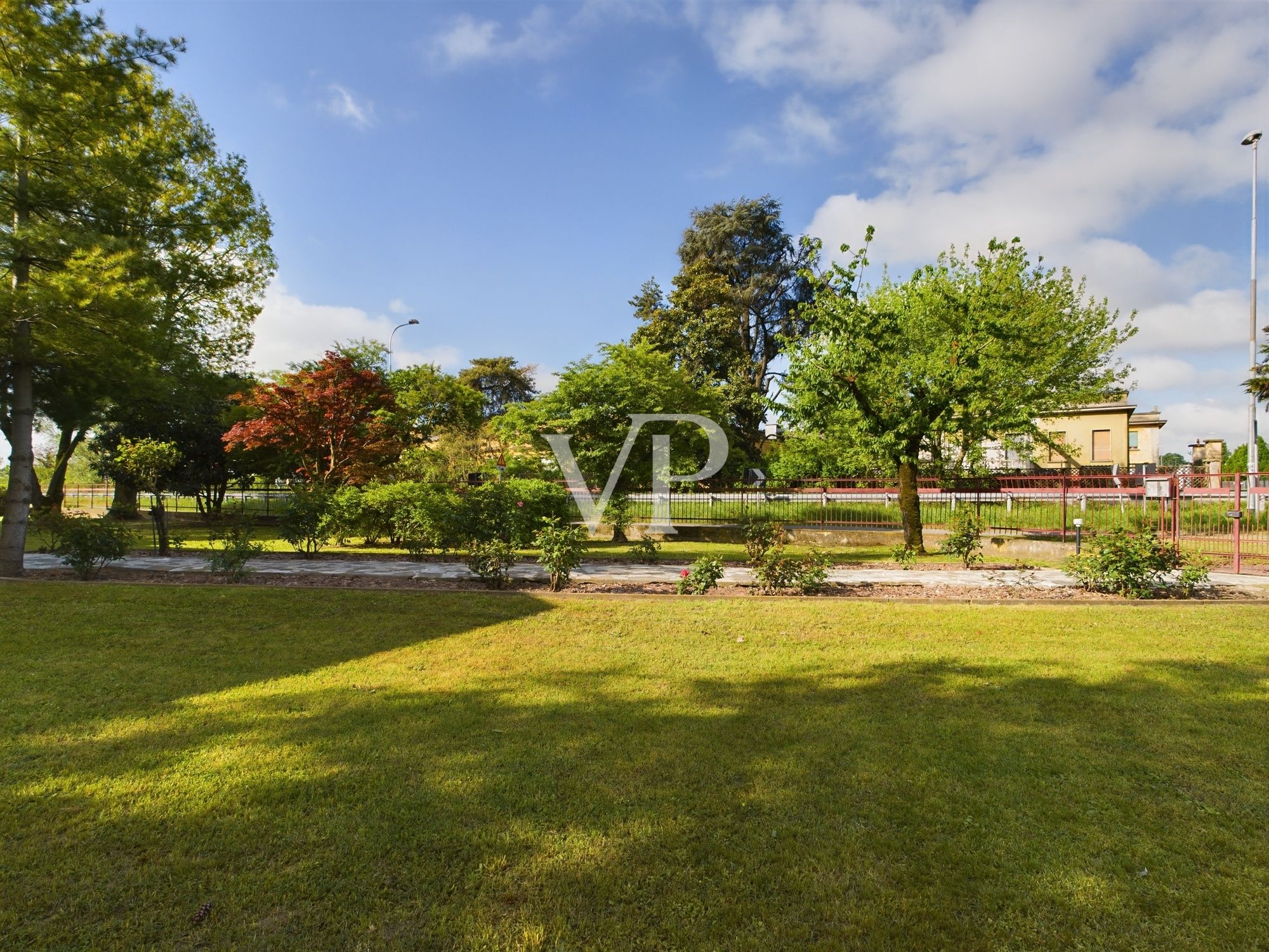 Villa su due livelli con giardino di 2500 mq