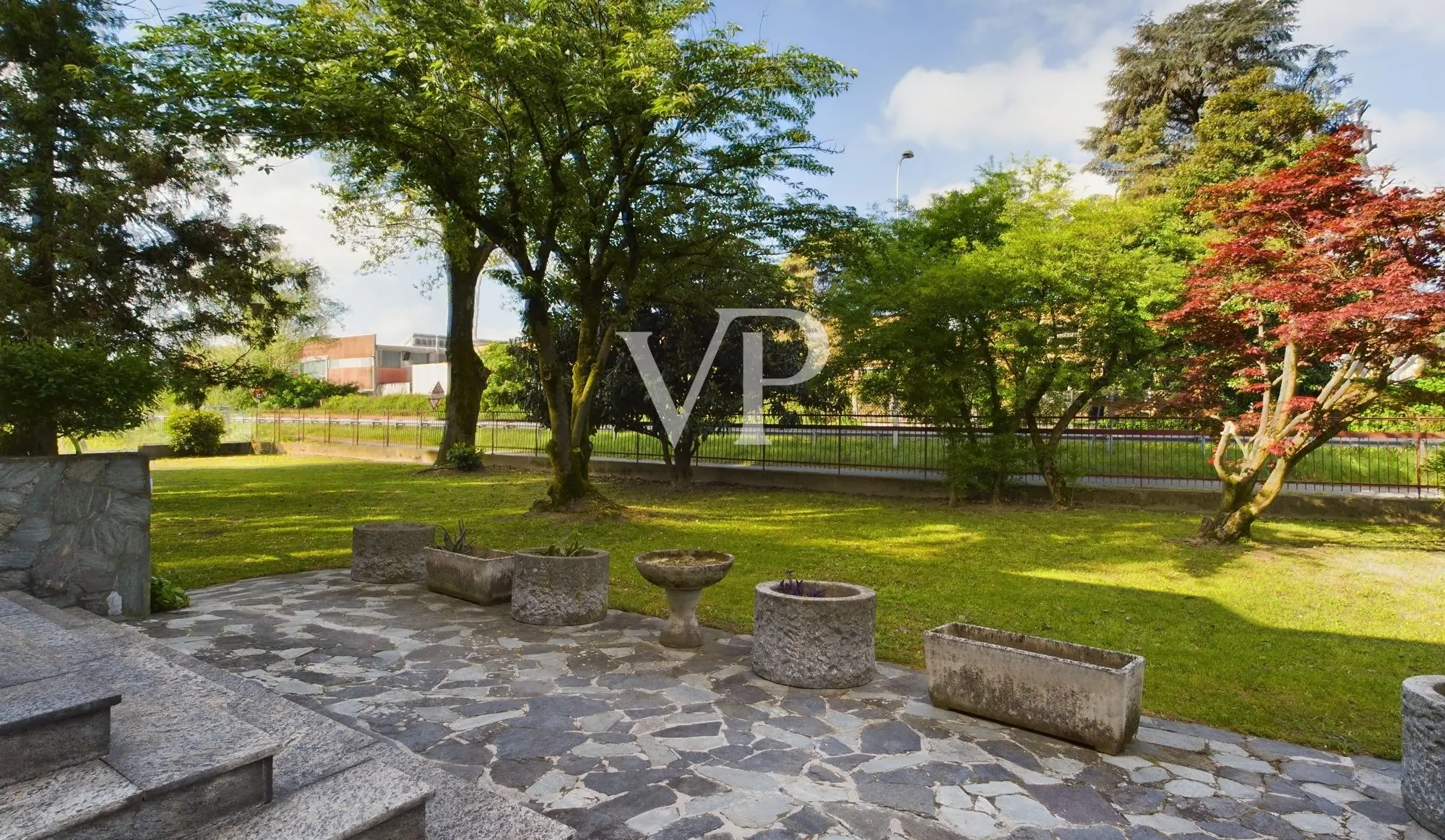 Villa auf zwei Ebenen mit 2500 qm Garten