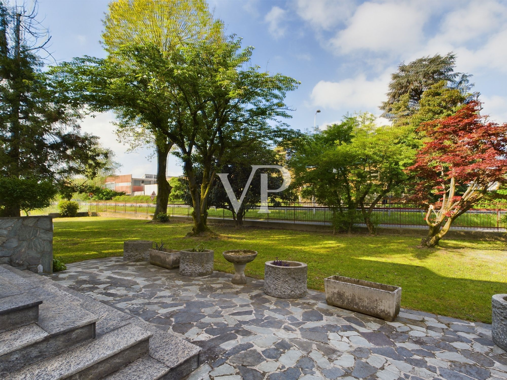 Villa su due livelli con giardino di 2500 mq