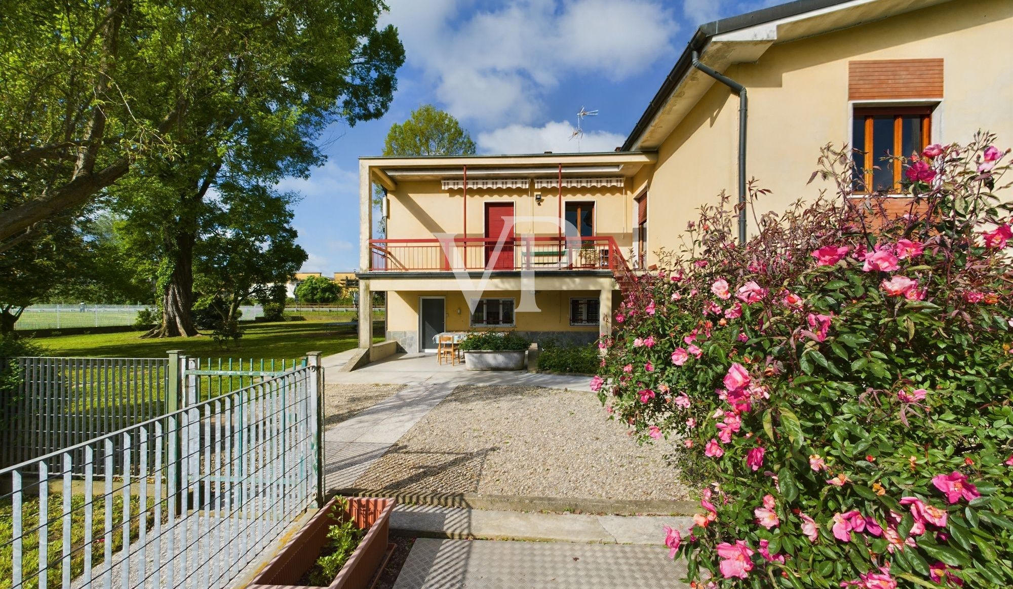 Villa auf zwei Ebenen mit 2500 qm Garten