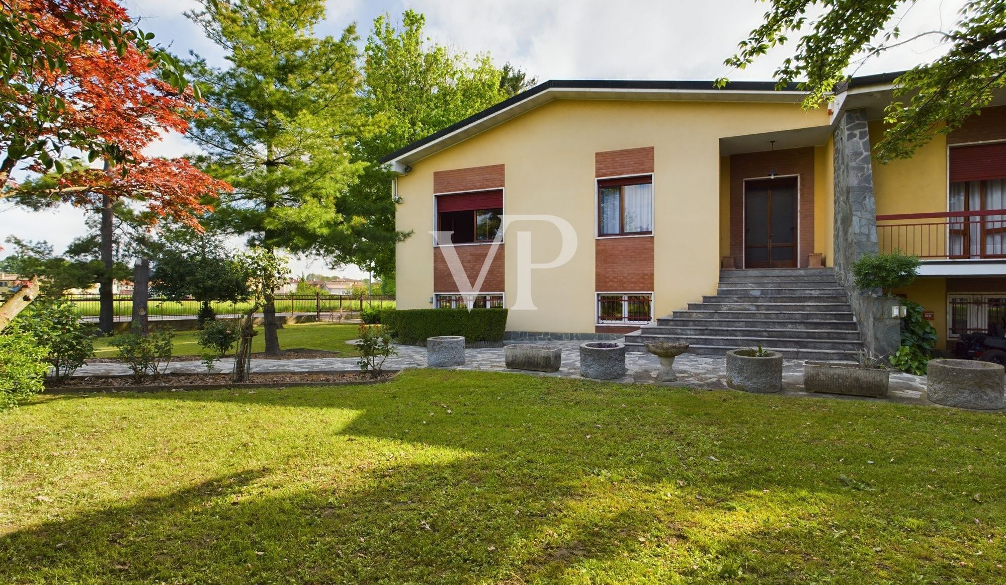Villa auf zwei Ebenen mit 2500 qm Garten