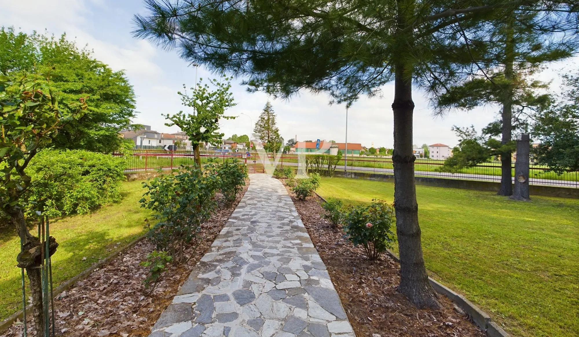 Villa auf zwei Ebenen mit 2500 qm Garten