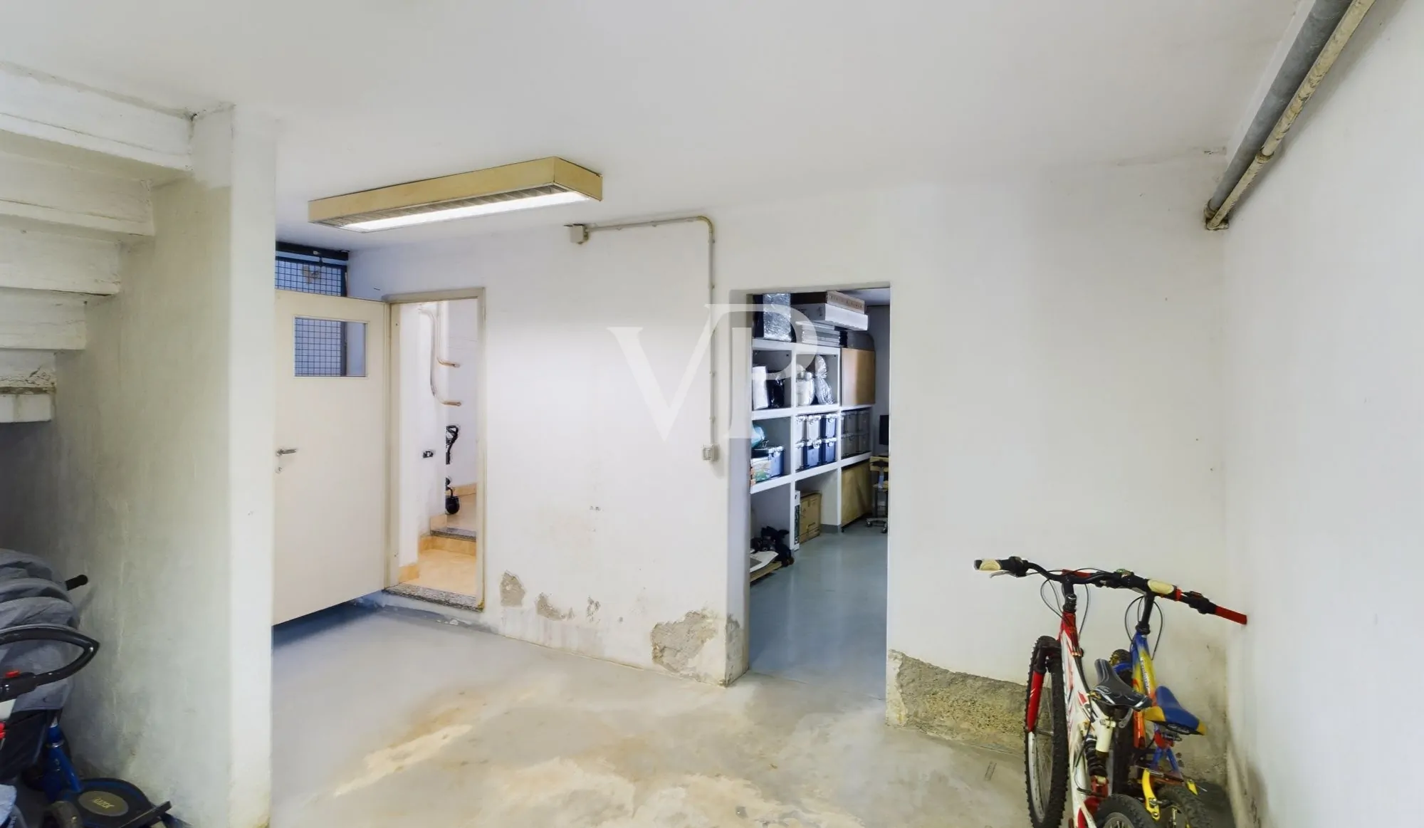 Villa auf zwei Ebenen mit 2500 qm Garten