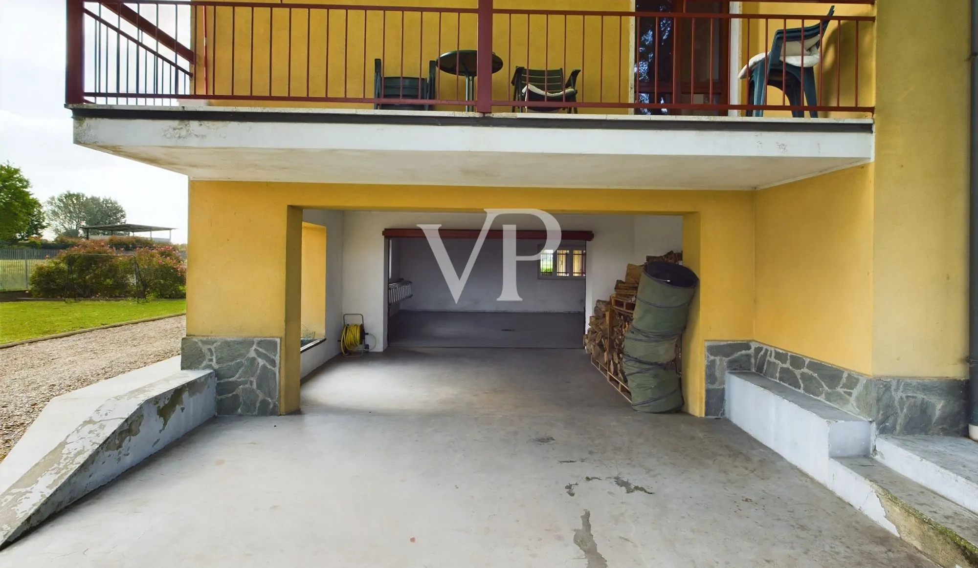 Villa auf zwei Ebenen mit 2500 qm Garten