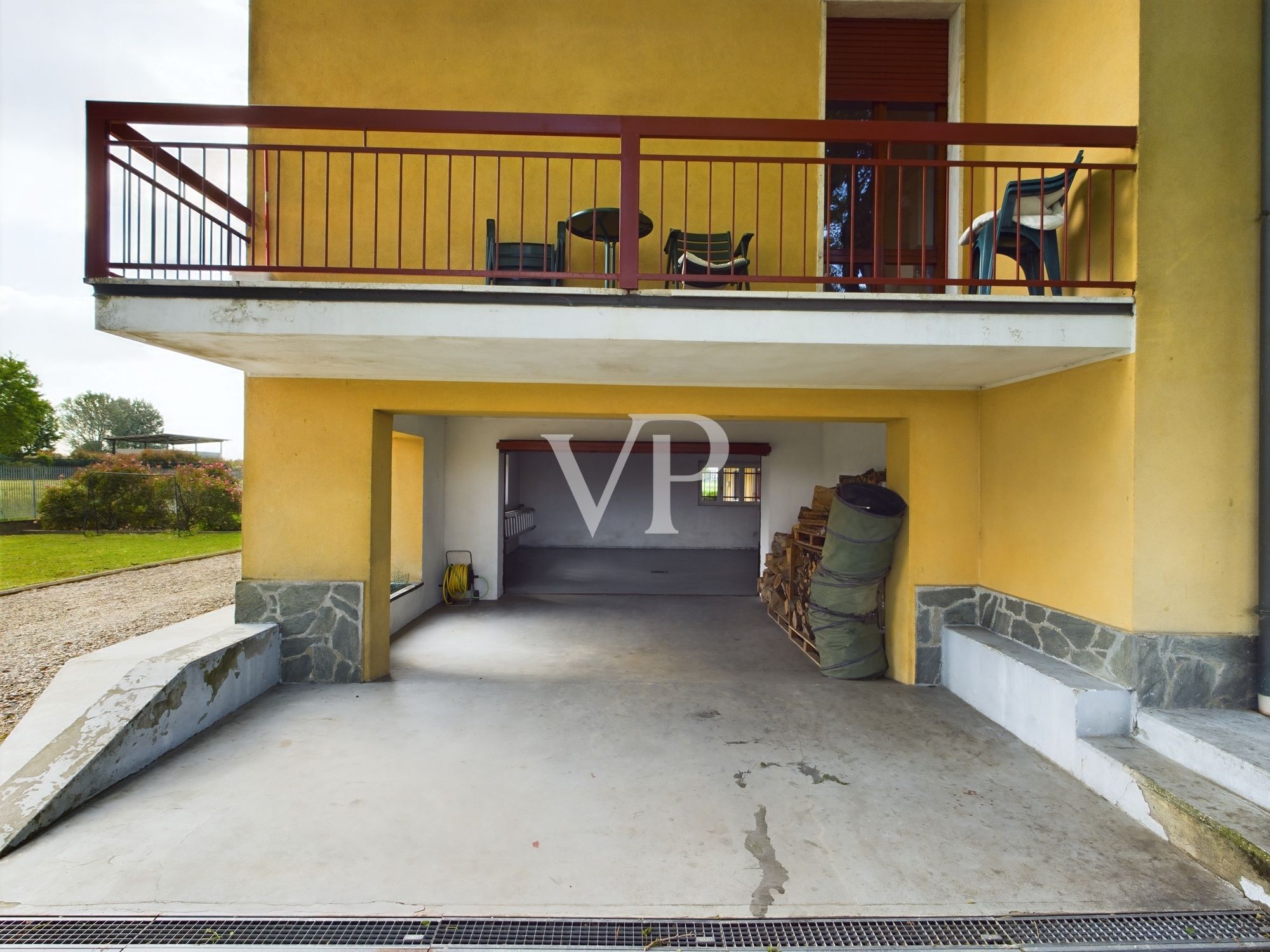 Villa su due livelli con giardino di 2500 mq