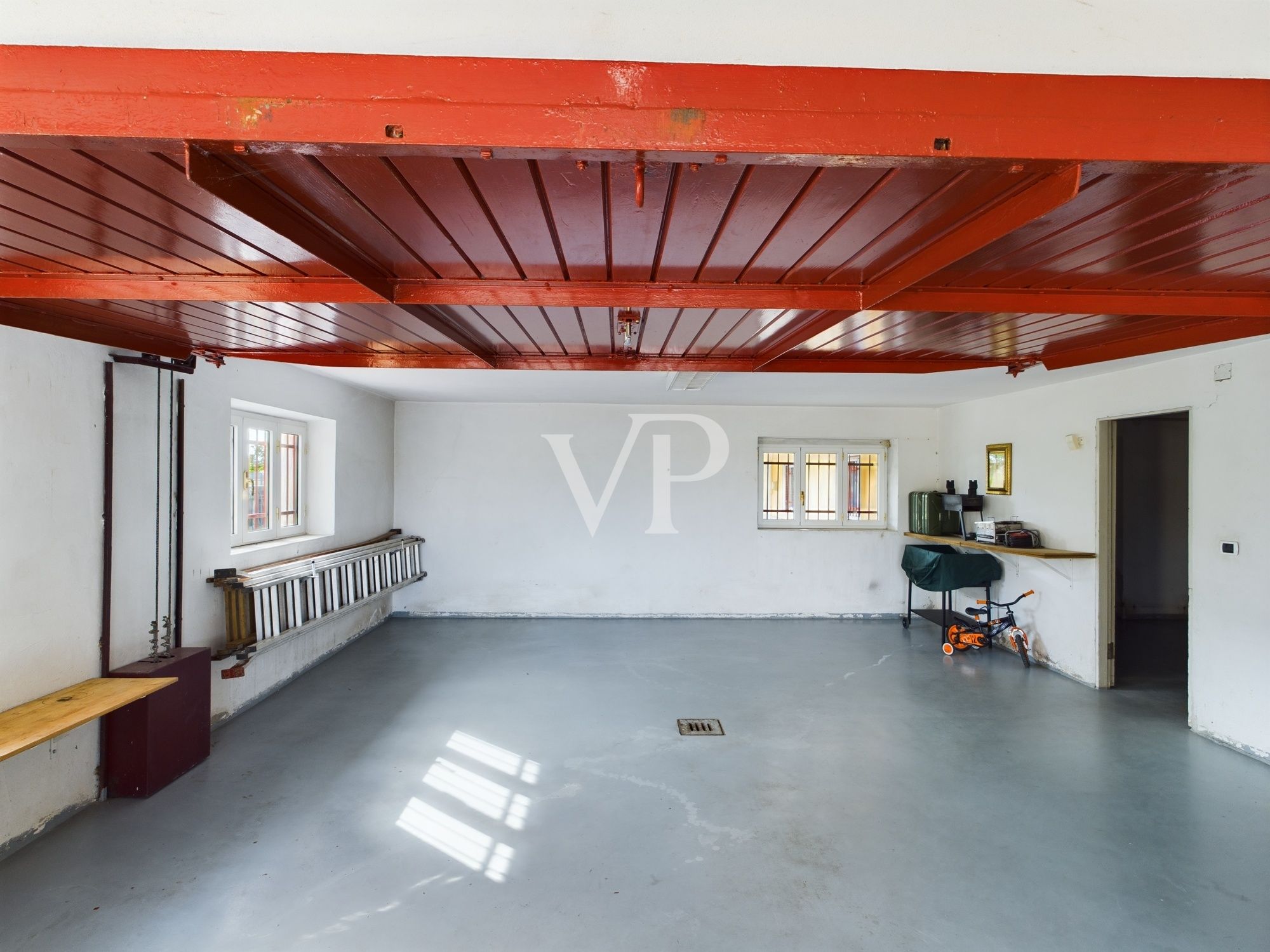Villa su due livelli con giardino di 2500 mq