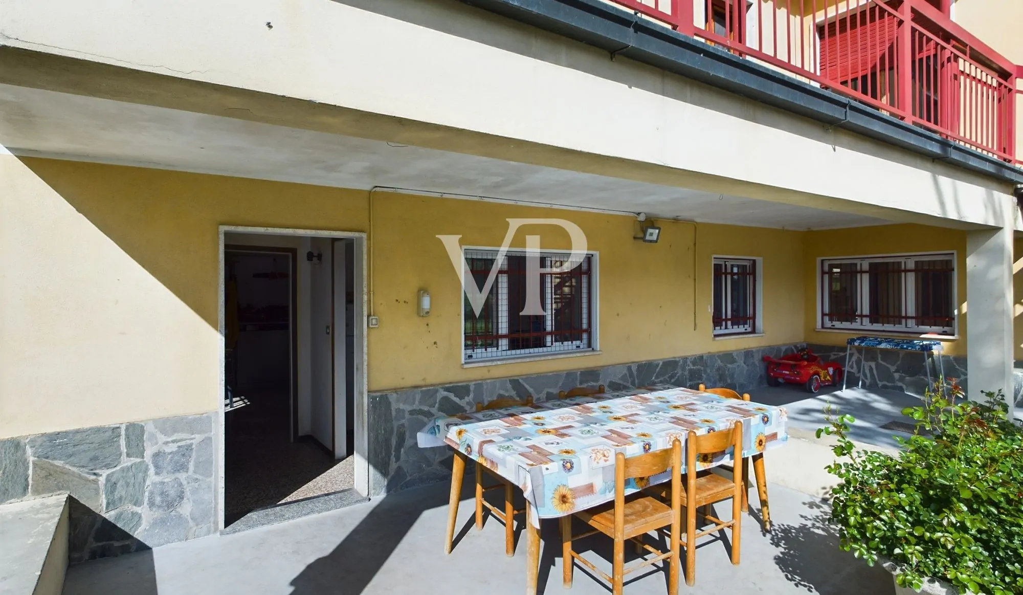 Villa auf zwei Ebenen mit 2500 qm Garten