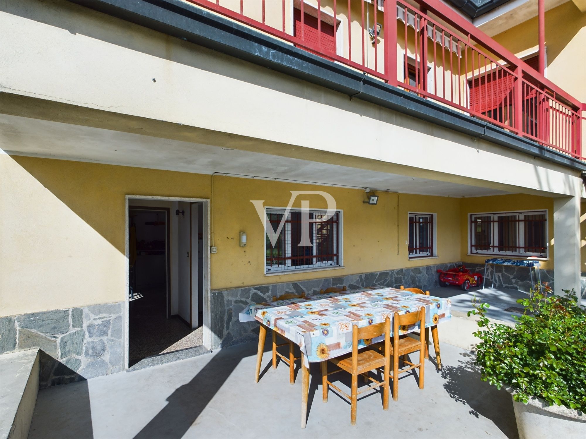 Villa su due livelli con giardino di 2500 mq