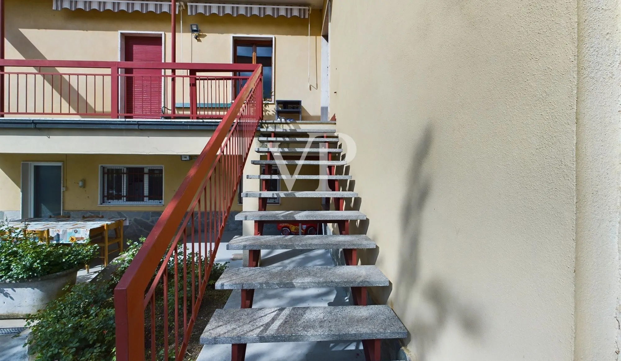 Villa auf zwei Ebenen mit 2500 qm Garten