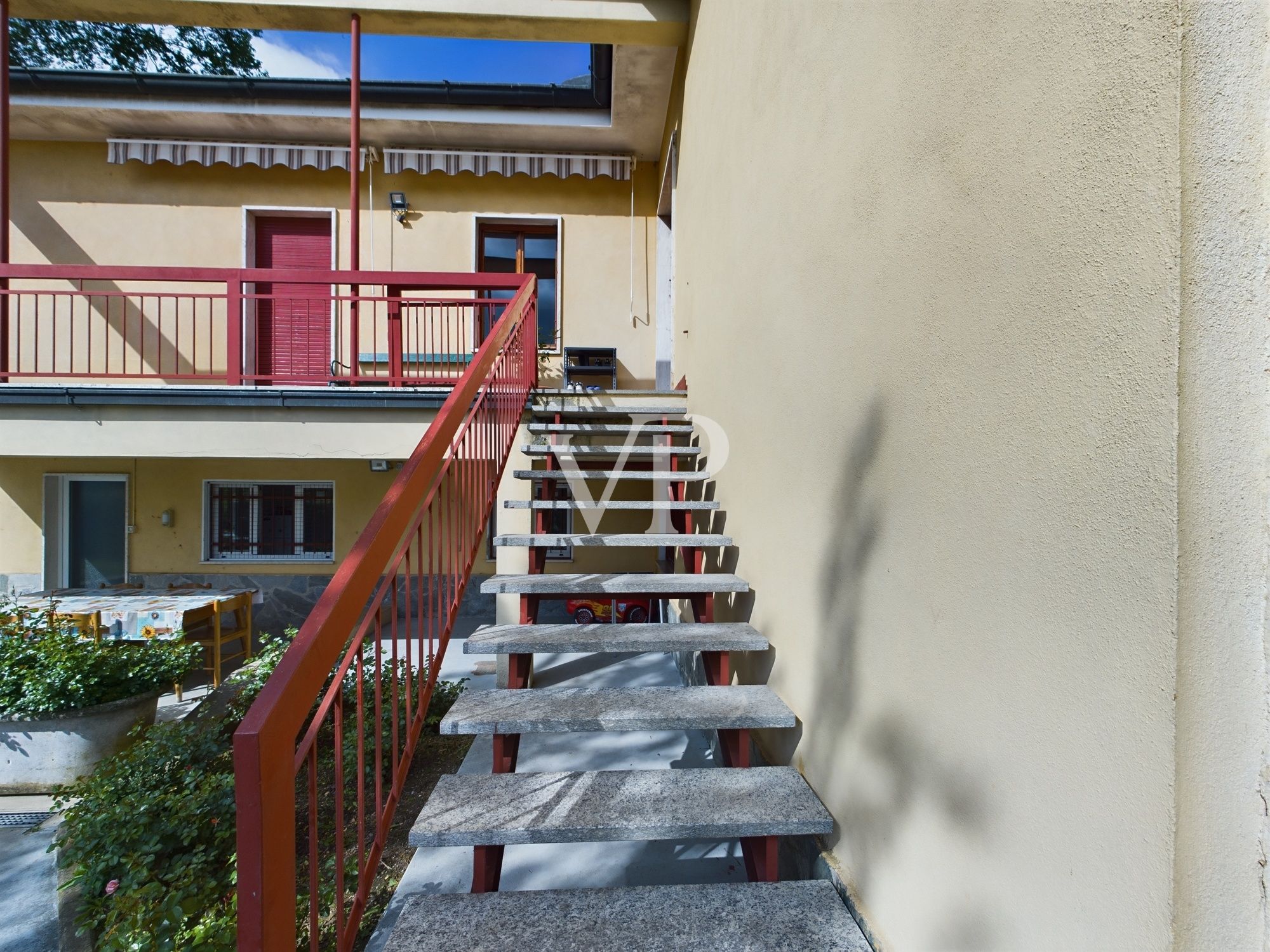 Villa su due livelli con giardino di 2500 mq