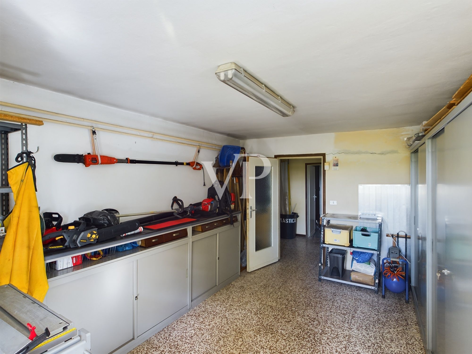 Villa su due livelli con giardino di 2500 mq