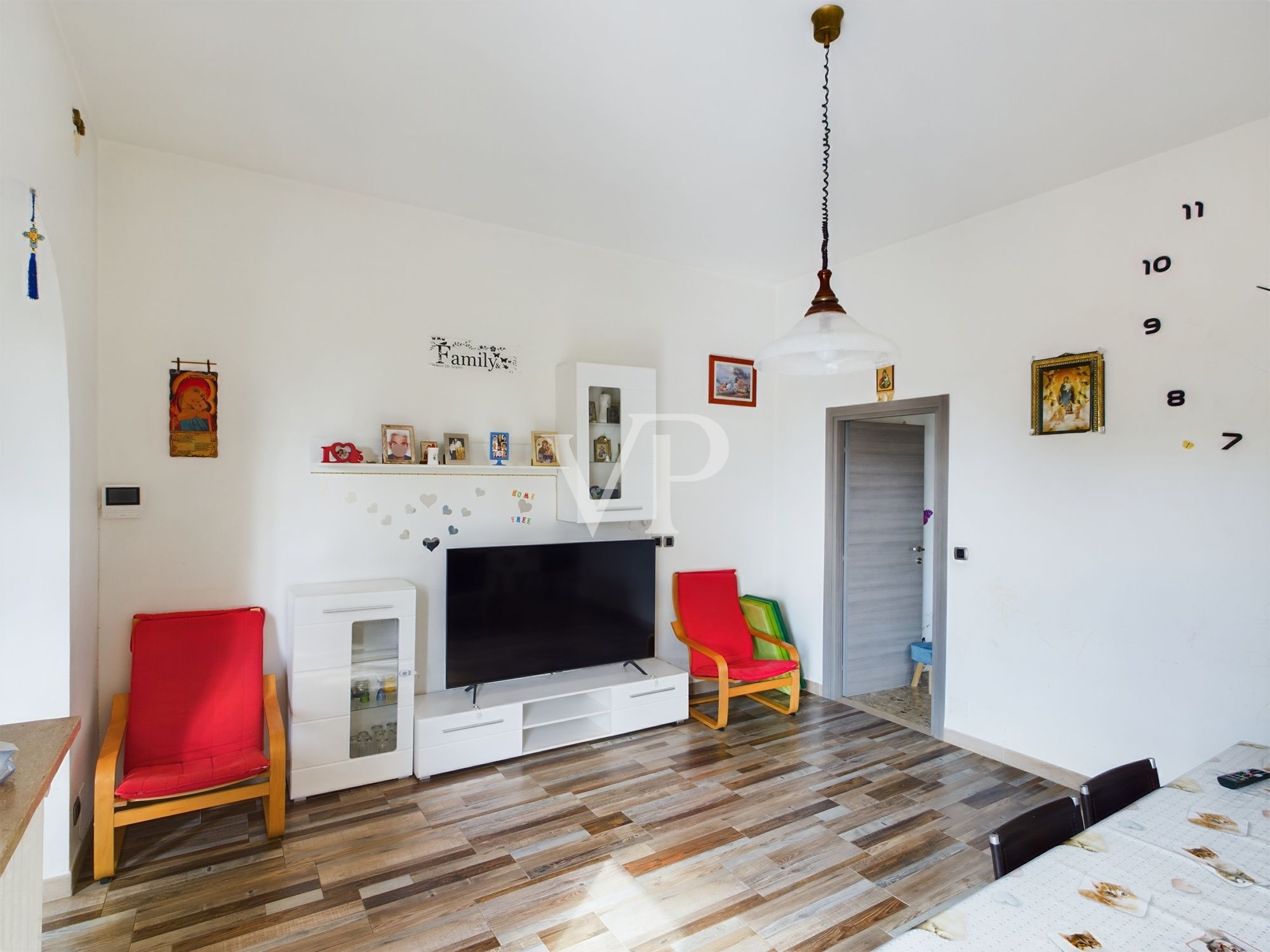Villa su due livelli con giardino di 2500 mq