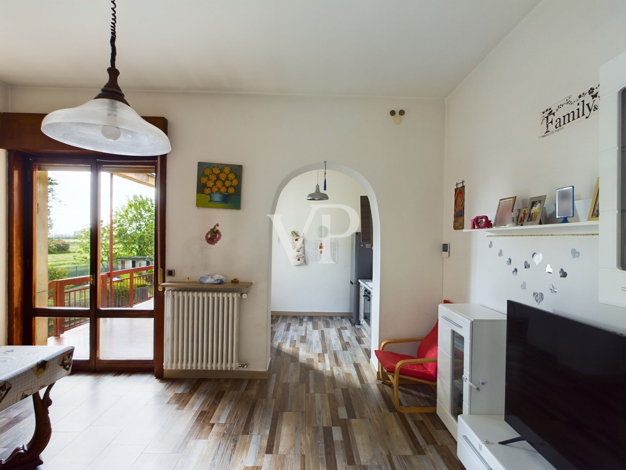 Villa su due livelli con giardino di 2500 mq