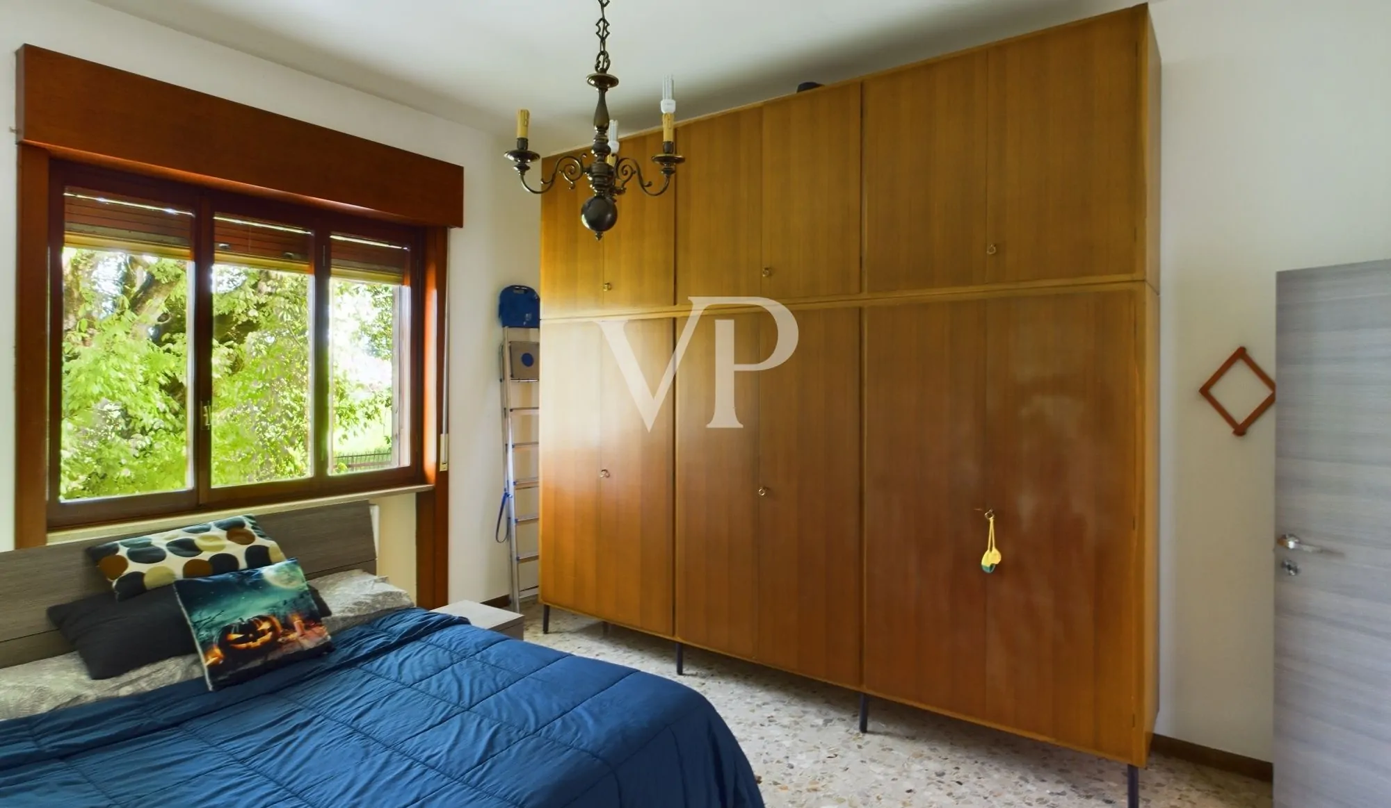 Villa auf zwei Ebenen mit 2500 qm Garten