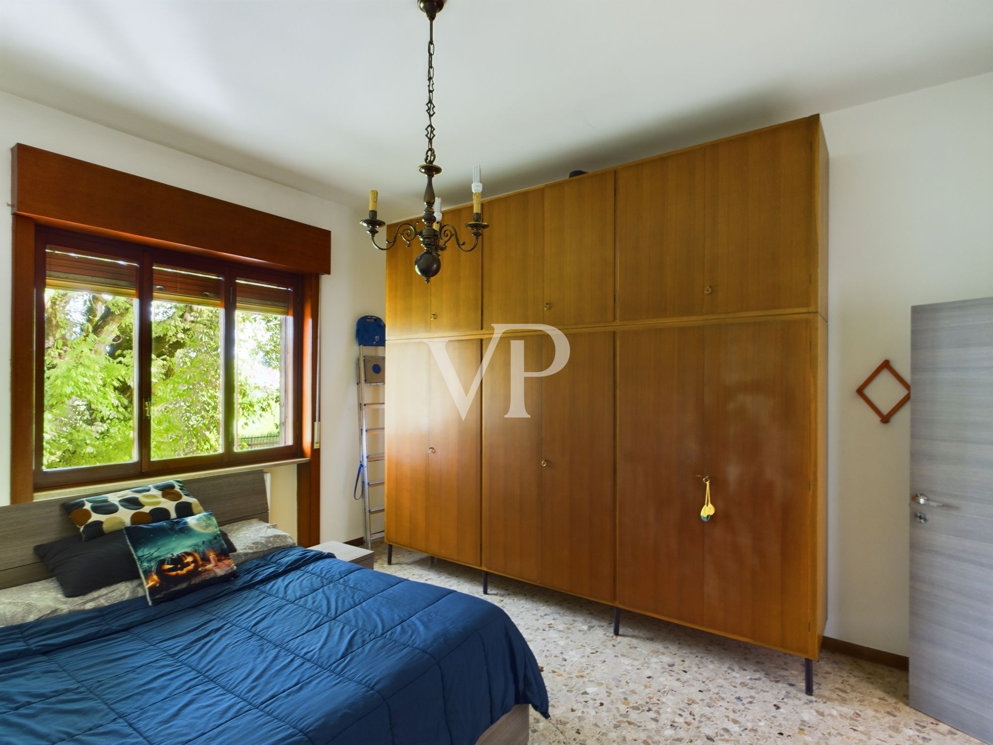 Villa su due livelli con giardino di 2500 mq