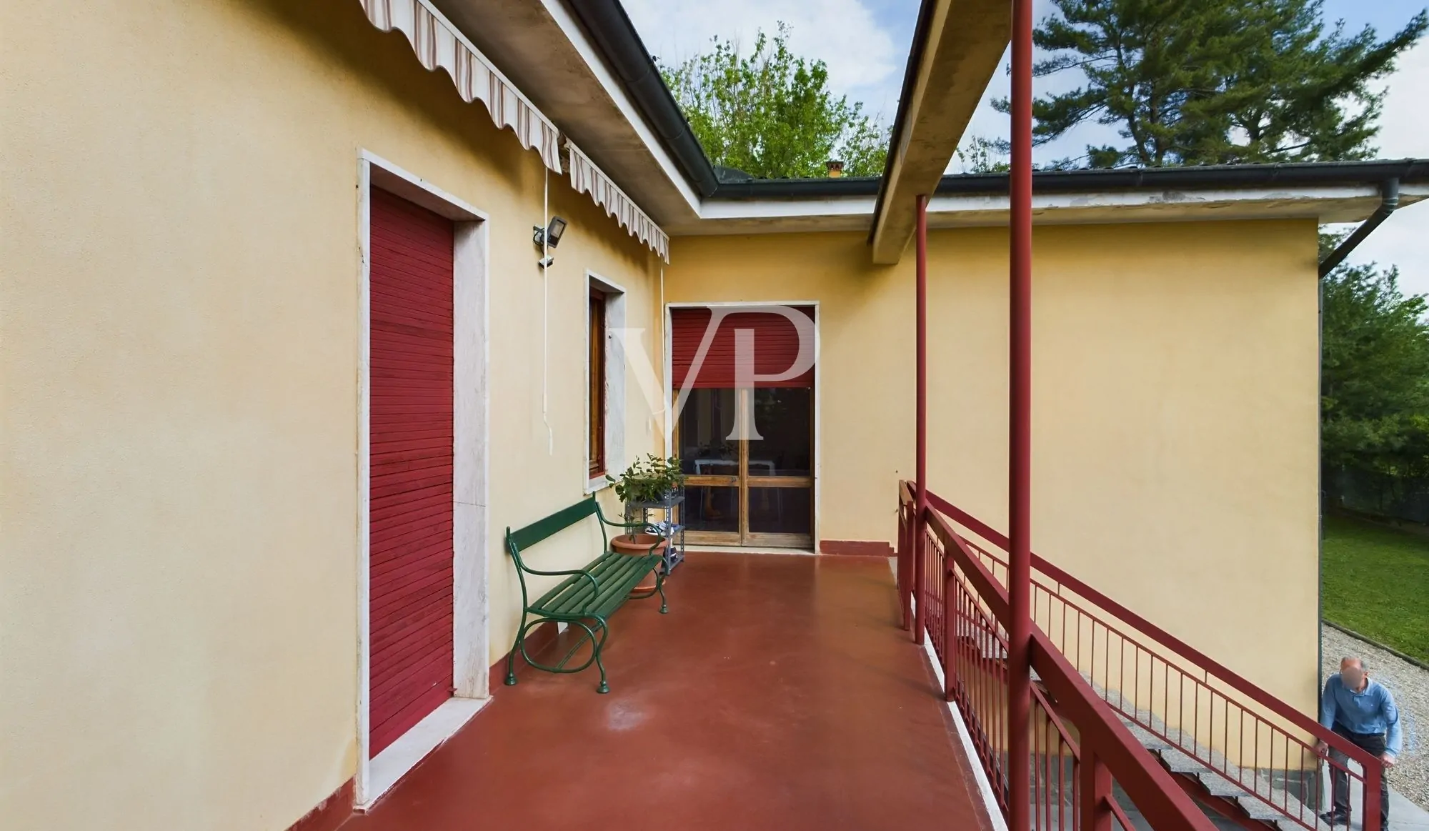 Villa auf zwei Ebenen mit 2500 qm Garten