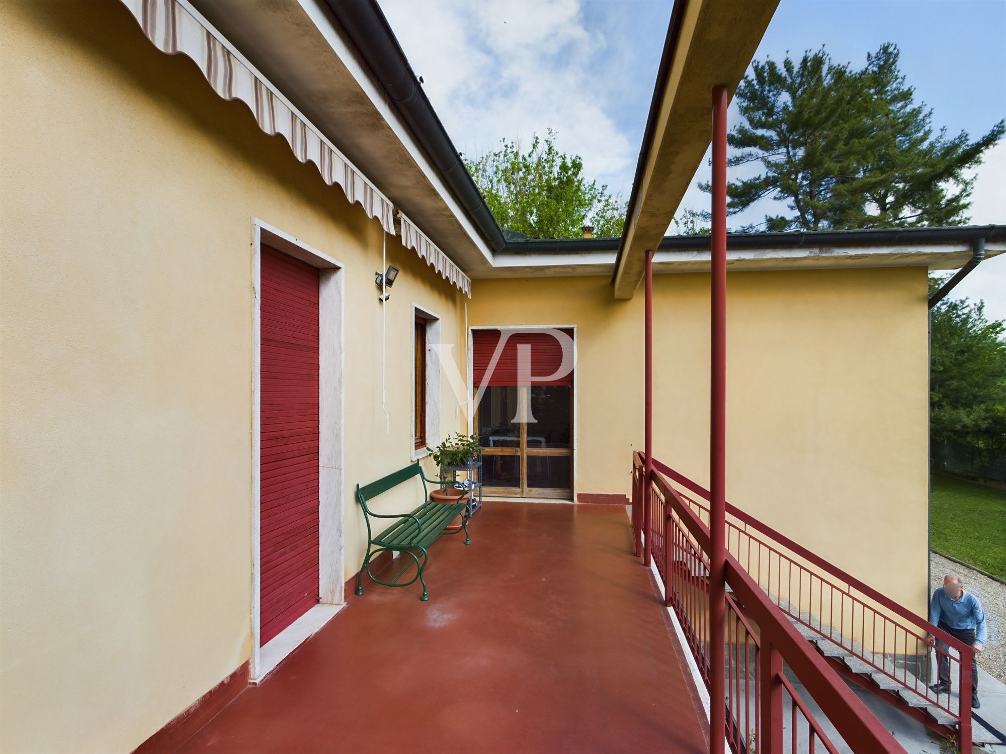 Villa su due livelli con giardino di 2500 mq