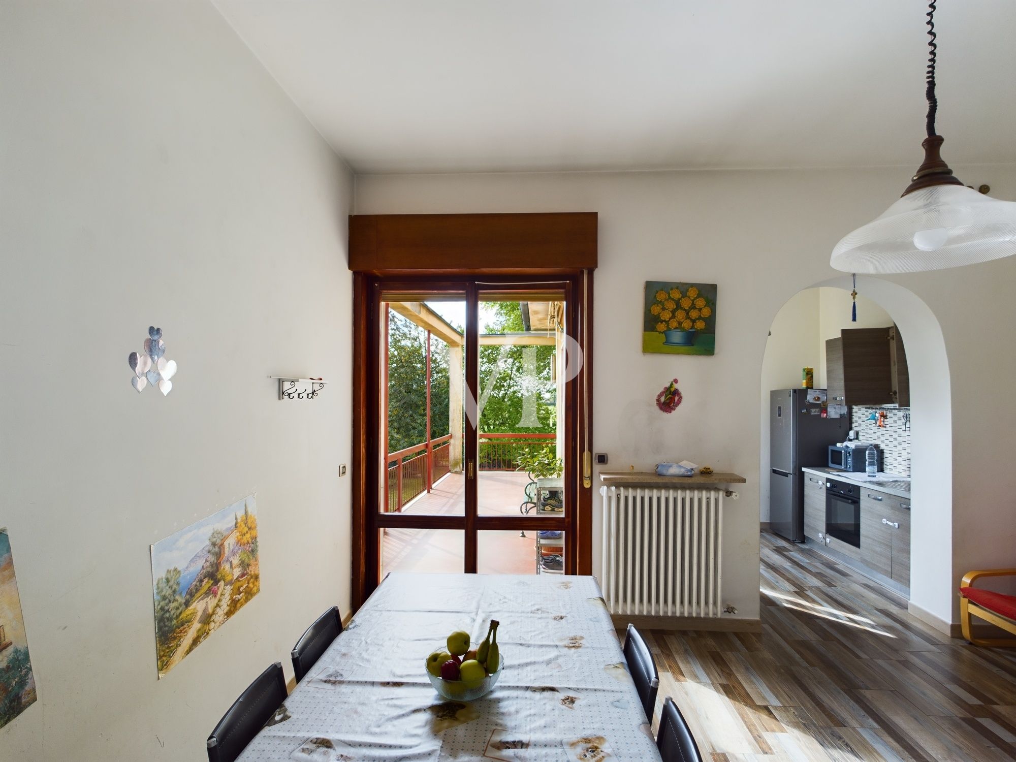 Villa su due livelli con giardino di 2500 mq