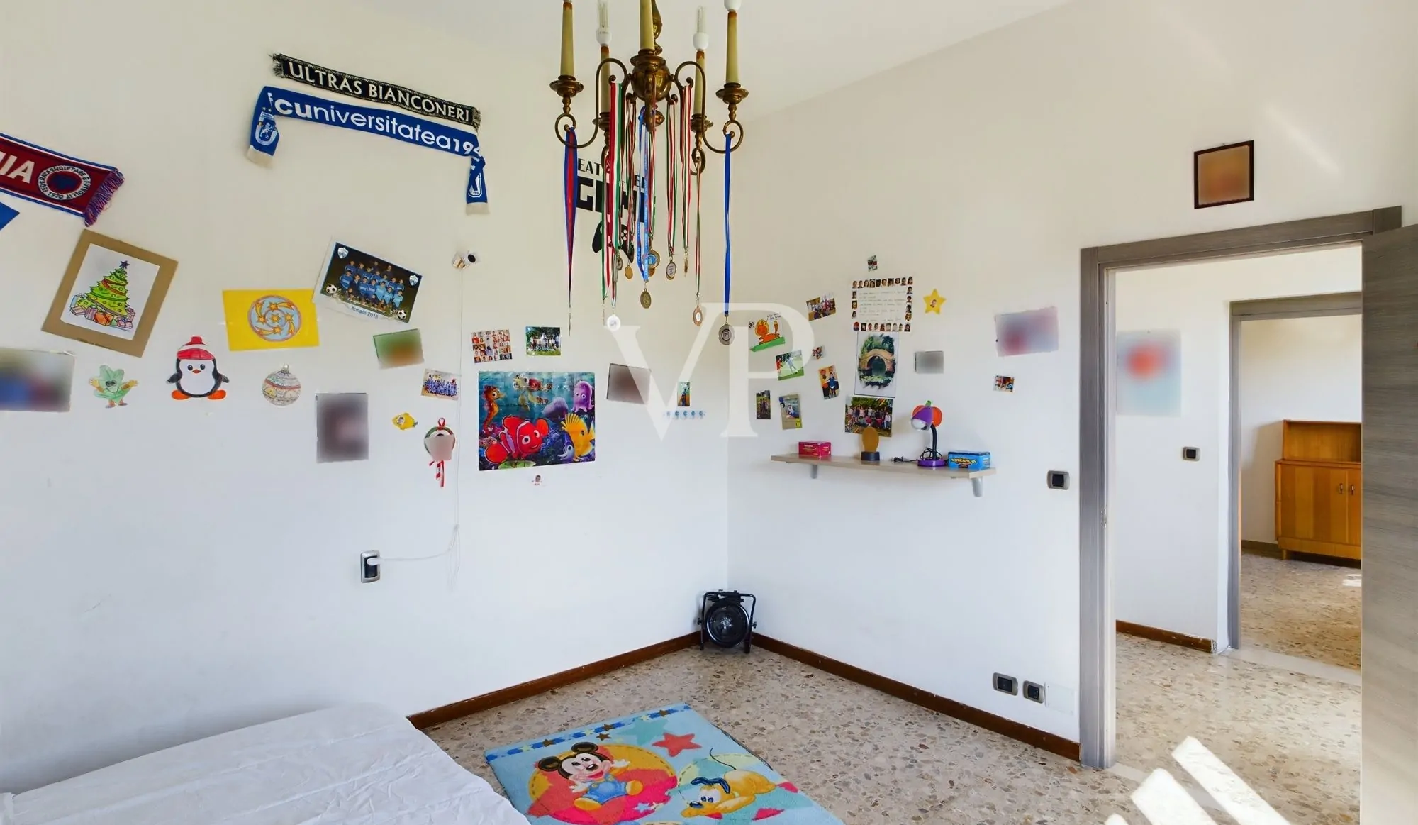 Villa auf zwei Ebenen mit 2500 qm Garten