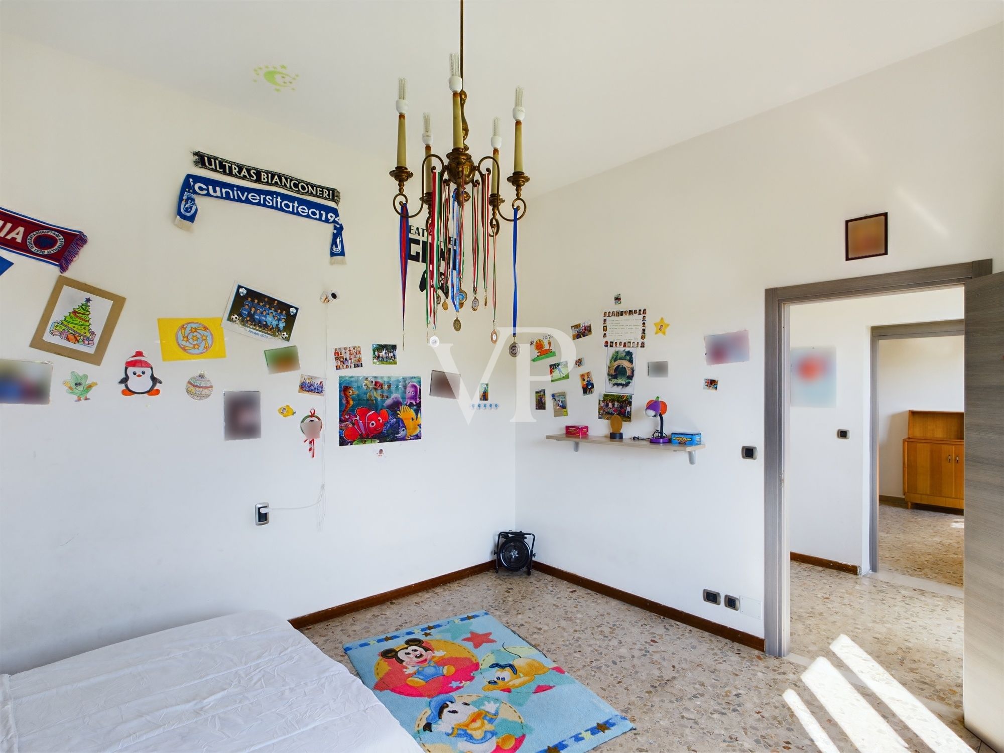 Villa su due livelli con giardino di 2500 mq