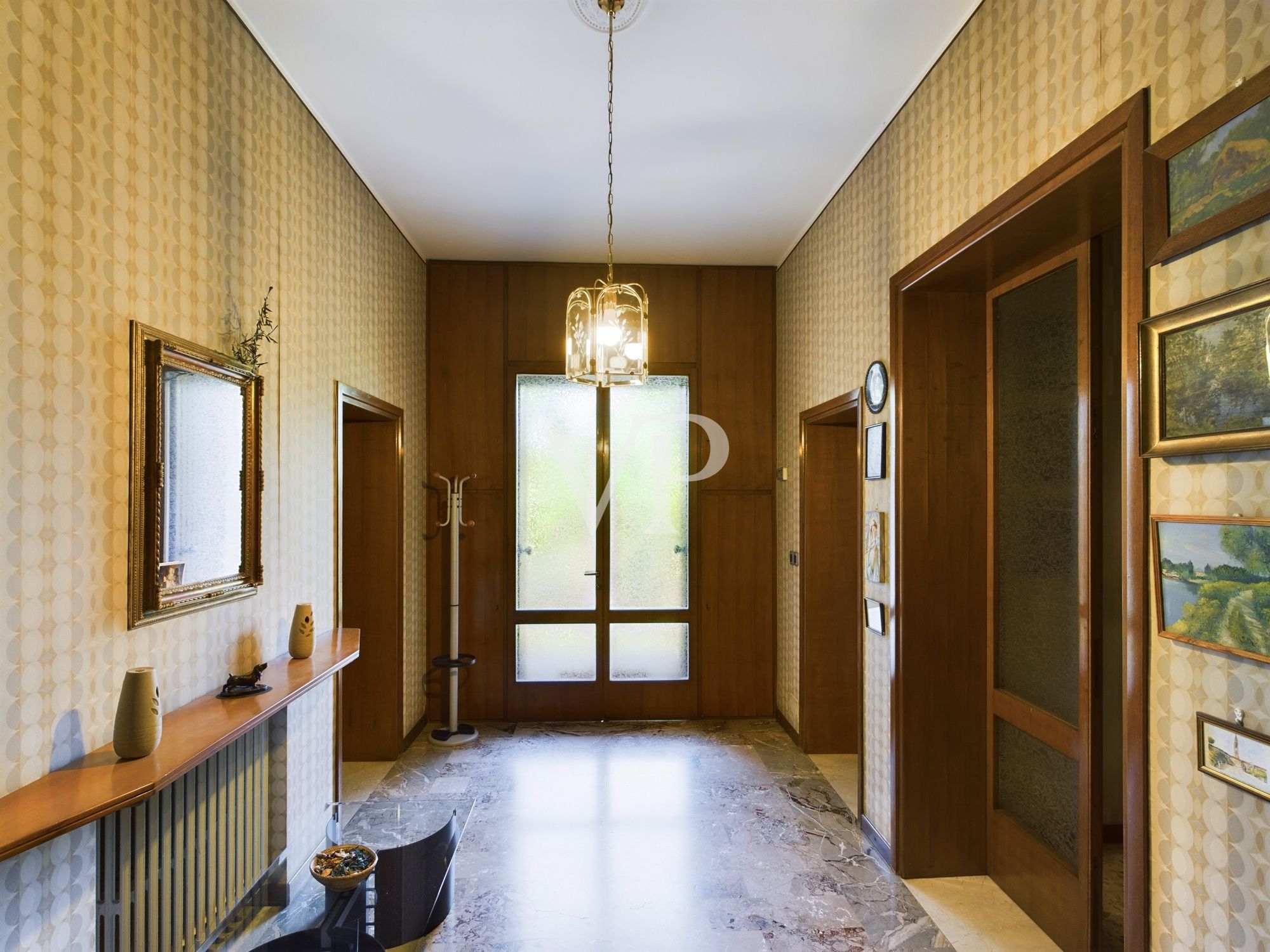 Villa su due livelli con giardino di 2500 mq