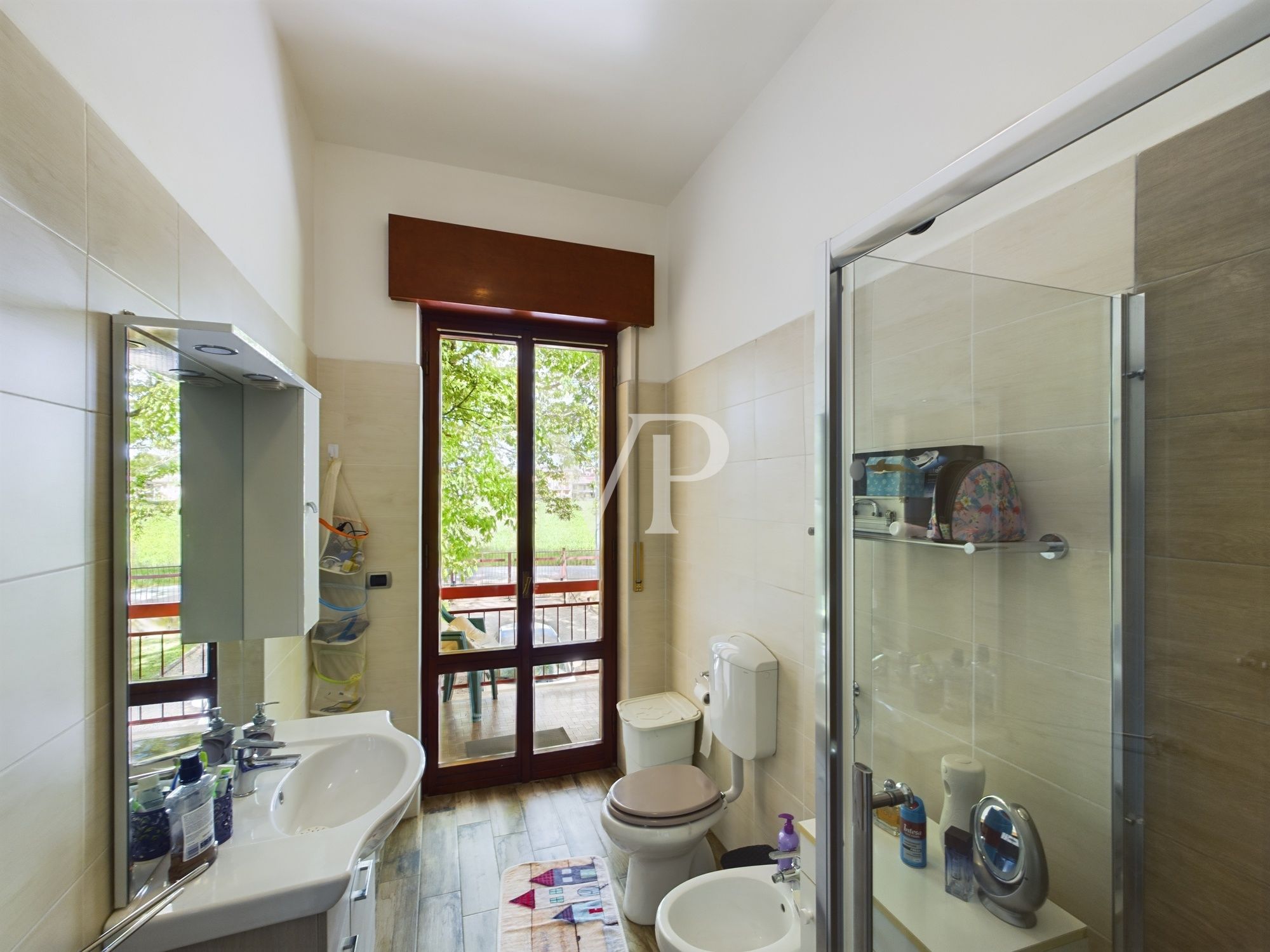 Villa su due livelli con giardino di 2500 mq