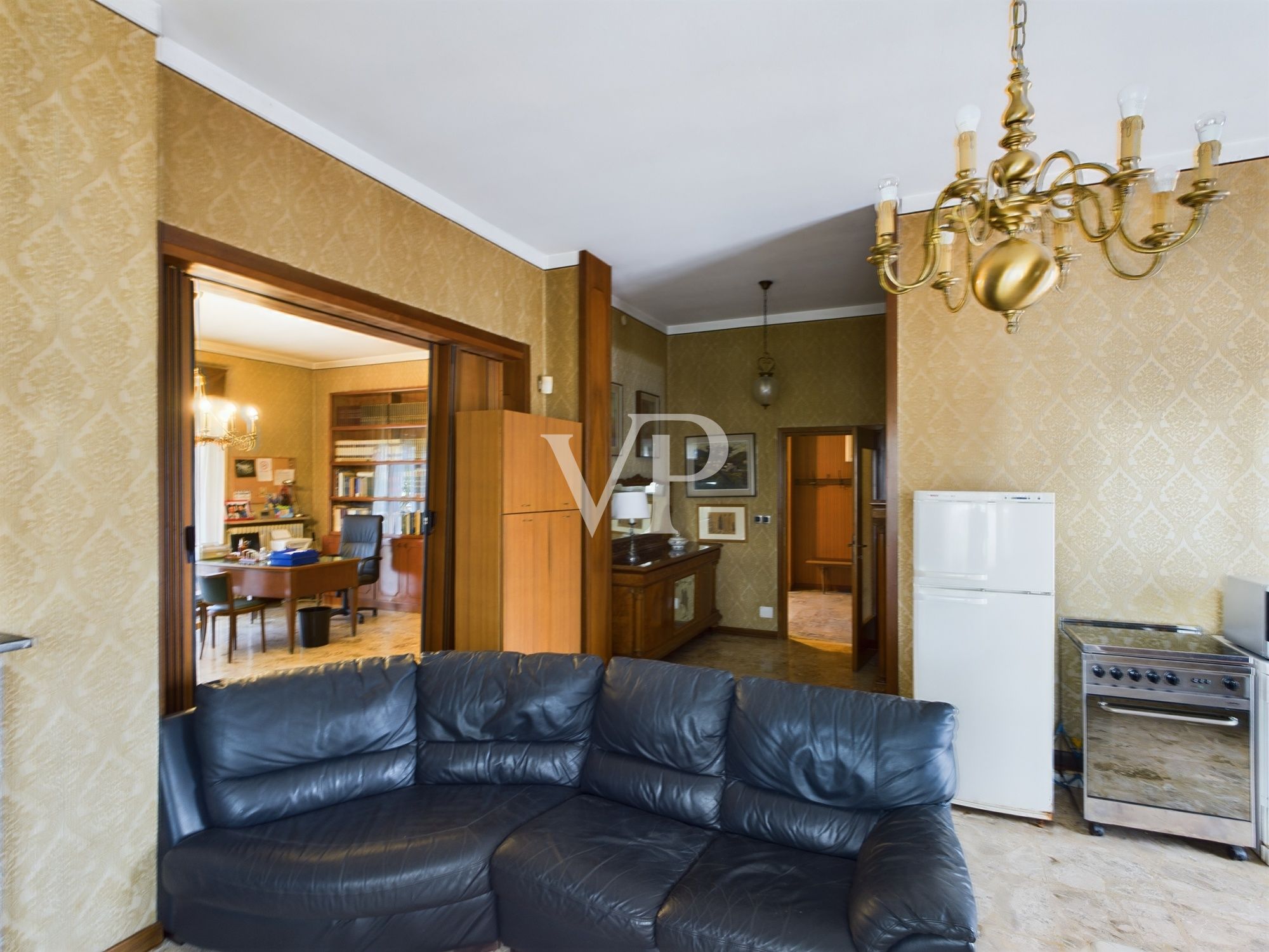Villa su due livelli con giardino di 2500 mq