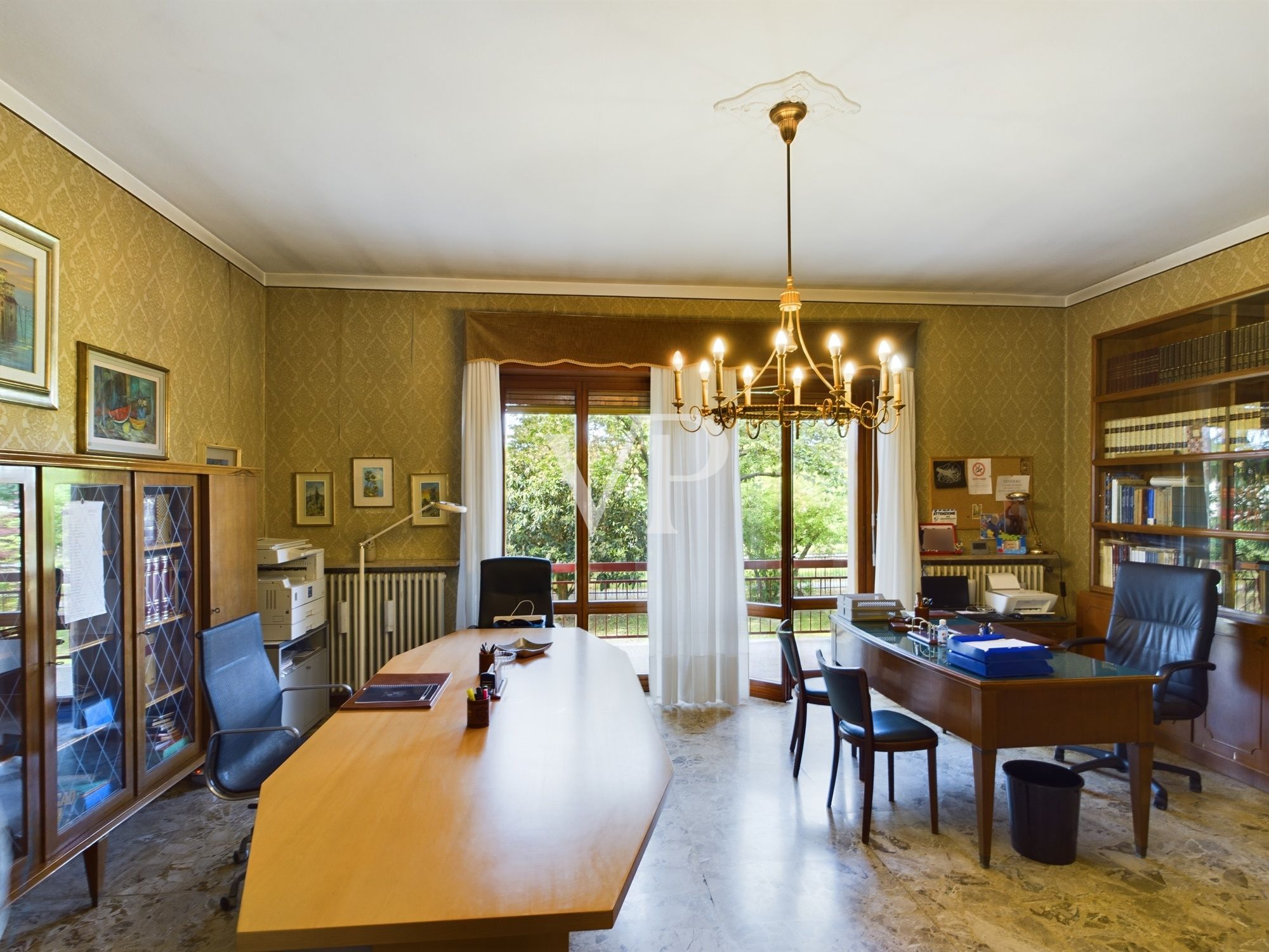 Villa su due livelli con giardino di 2500 mq