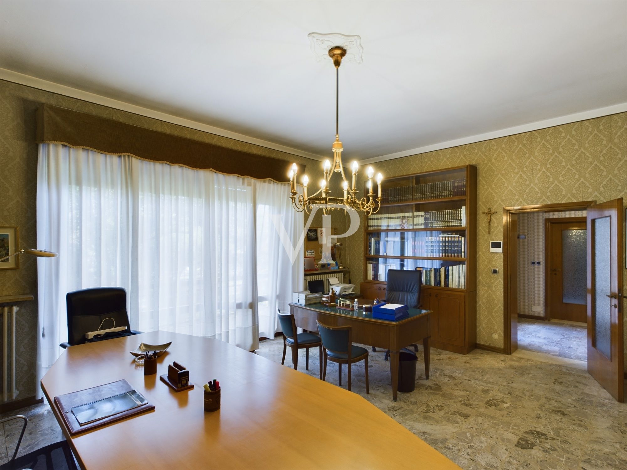 Villa su due livelli con giardino di 2500 mq