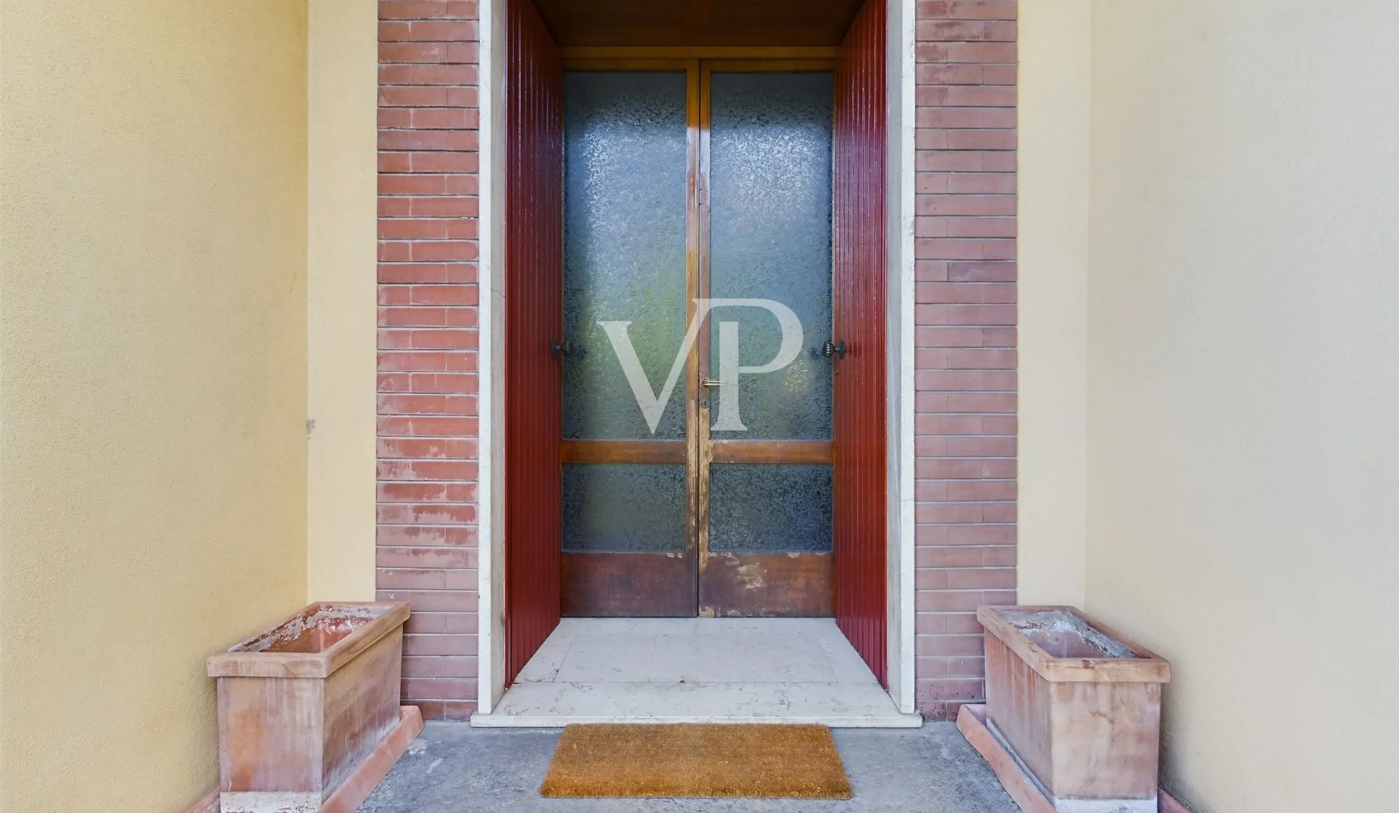 Villa auf zwei Ebenen mit 2500 qm Garten