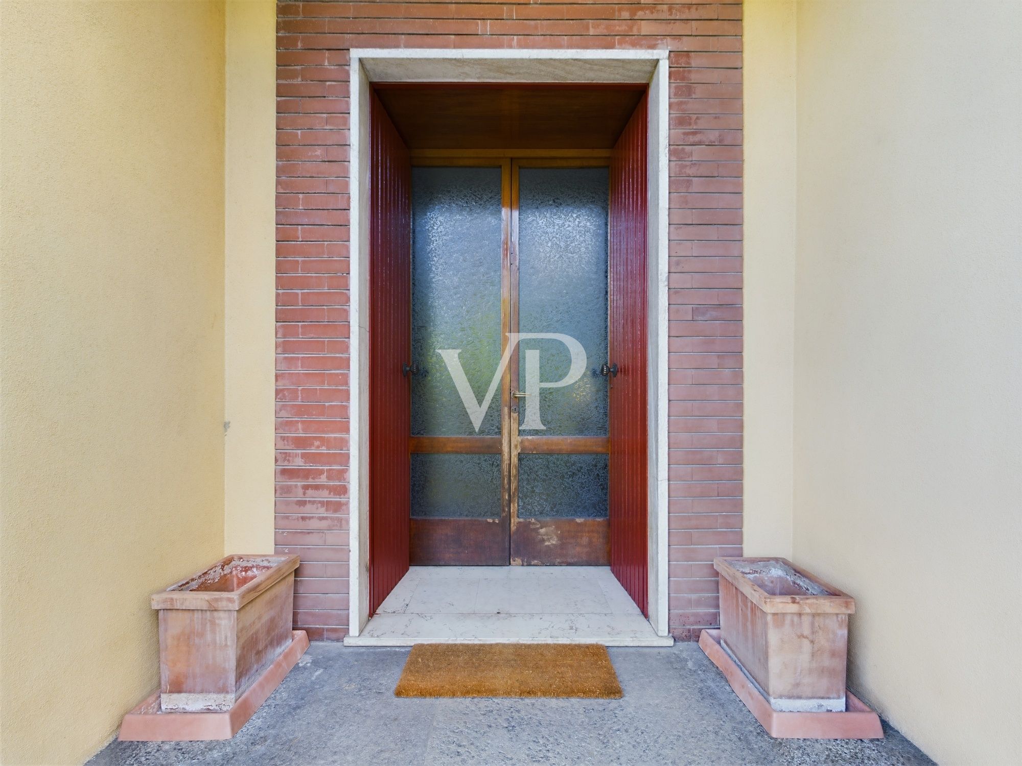 Villa su due livelli con giardino di 2500 mq