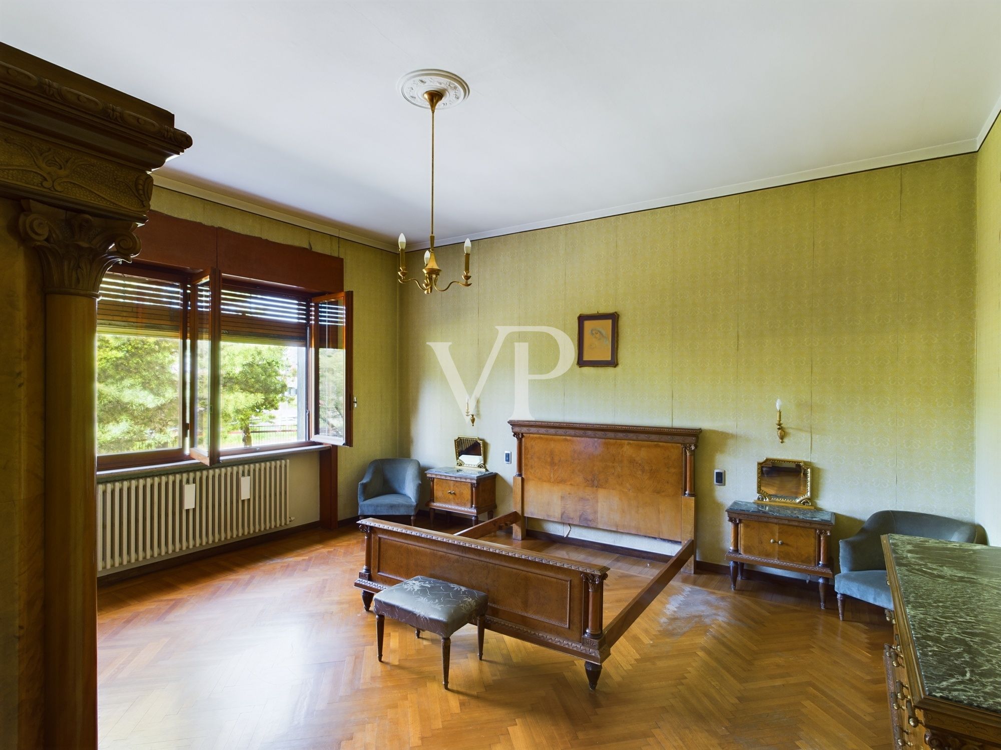 Villa su due livelli con giardino di 2500 mq