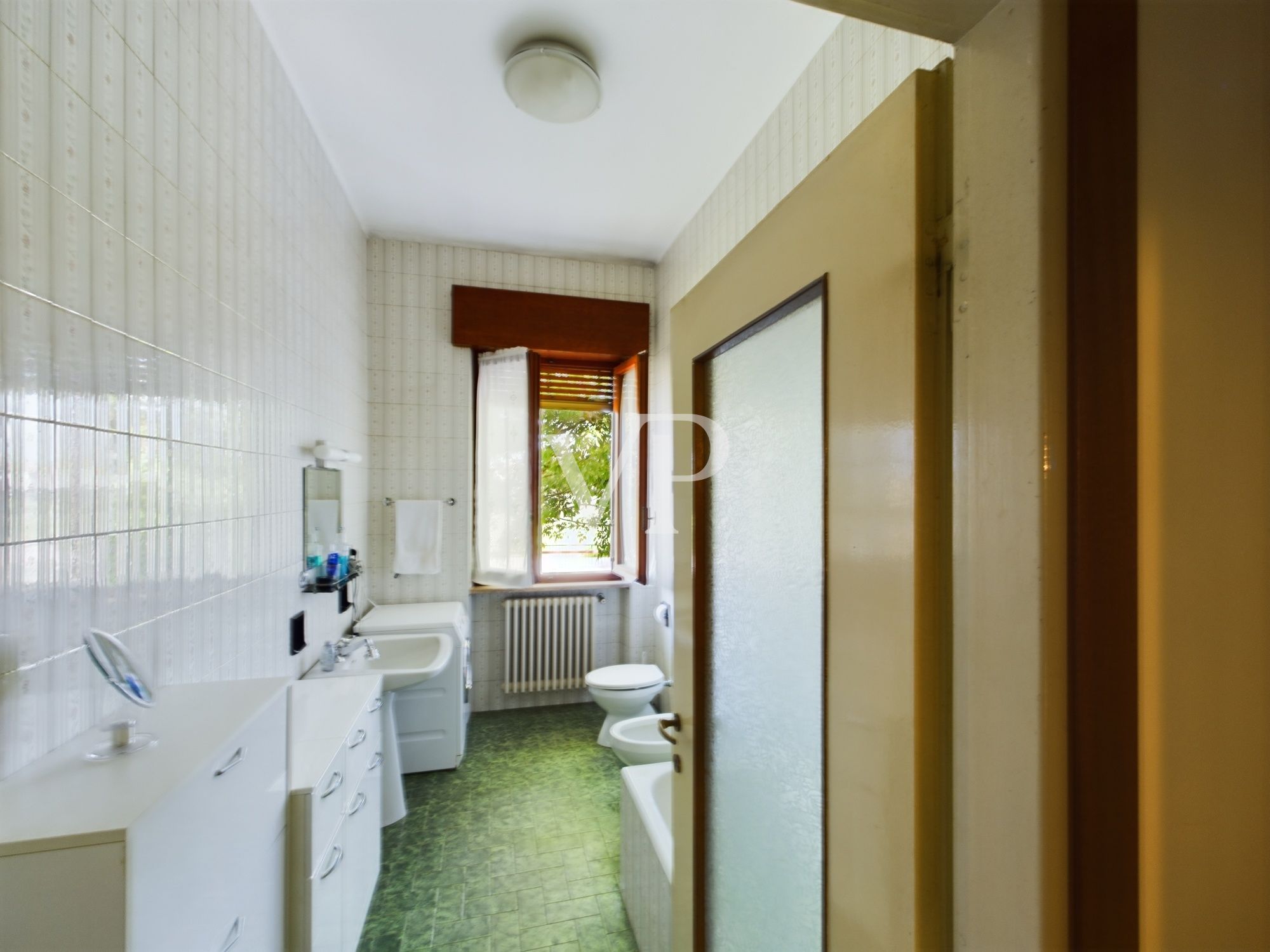 Villa su due livelli con giardino di 2500 mq