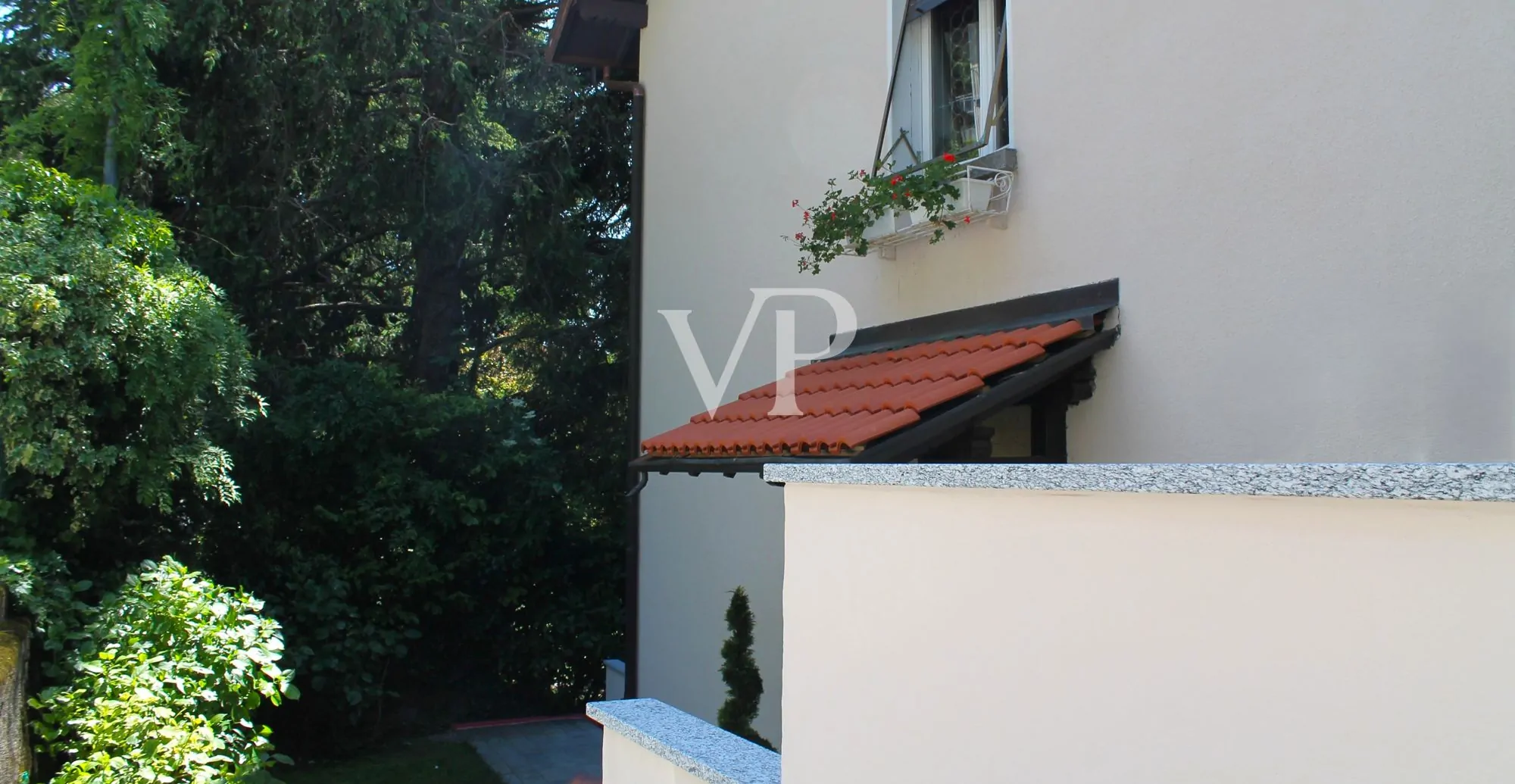 Semi-detached period villa in Brunate