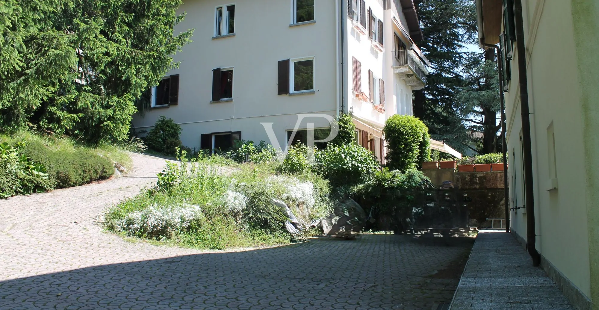 Semi-detached period villa in Brunate