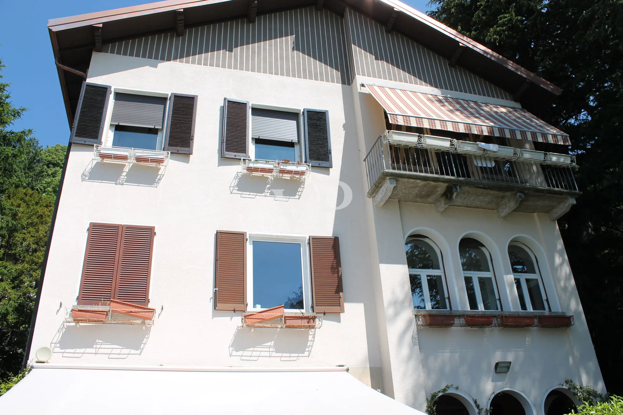Semi-detached period villa in Brunate