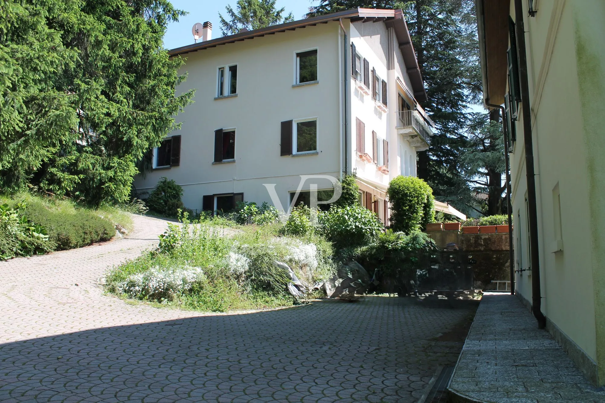 Semi-detached period villa in Brunate