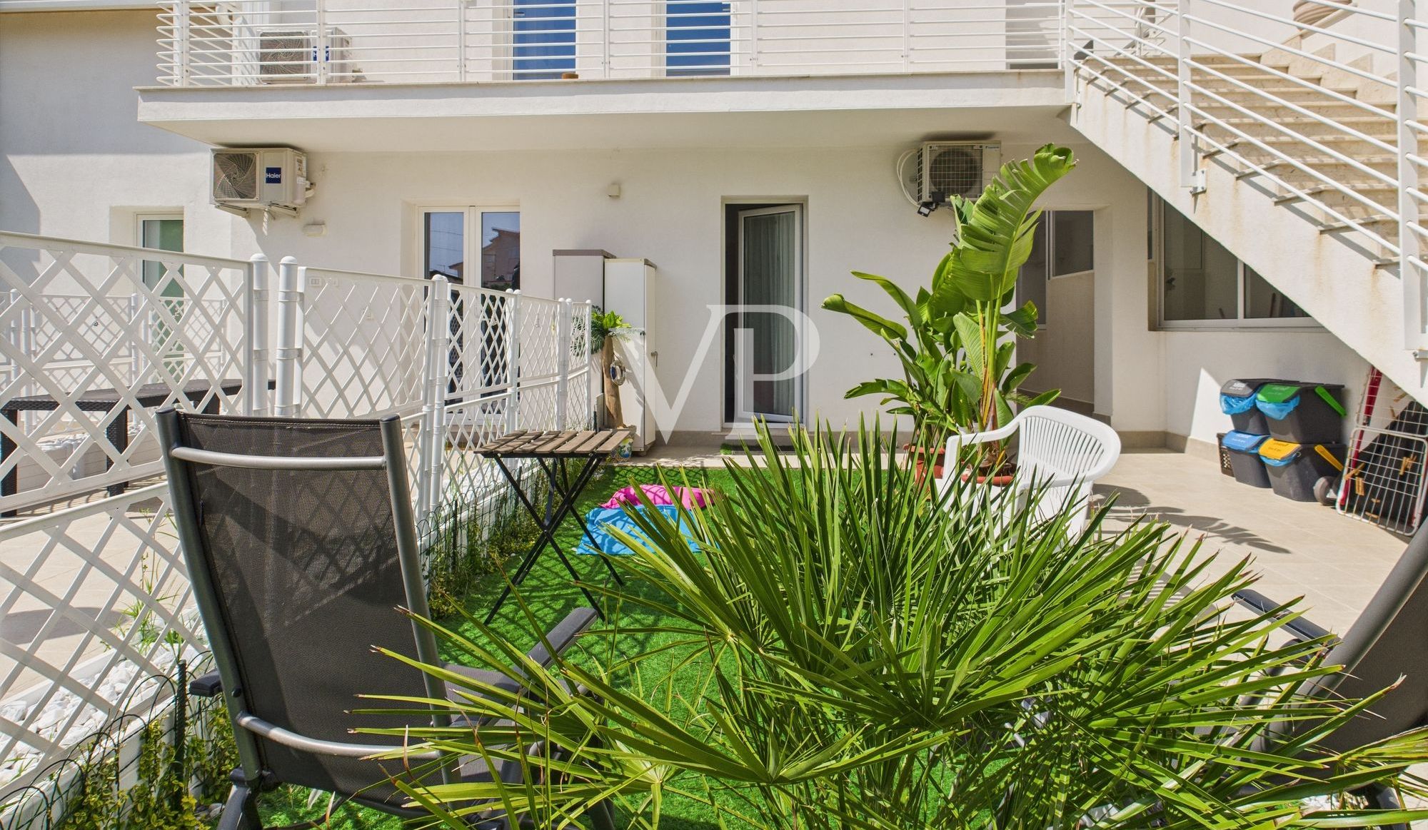 ingresso con giardino