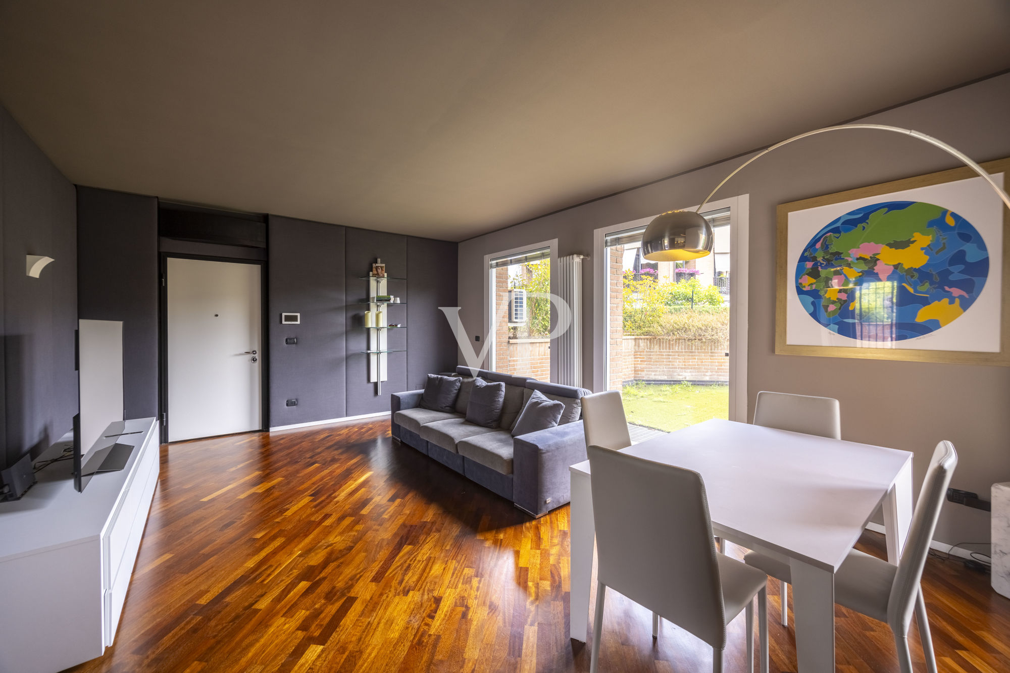Renovierte Wohnung mit Terrassen und privatem Garten